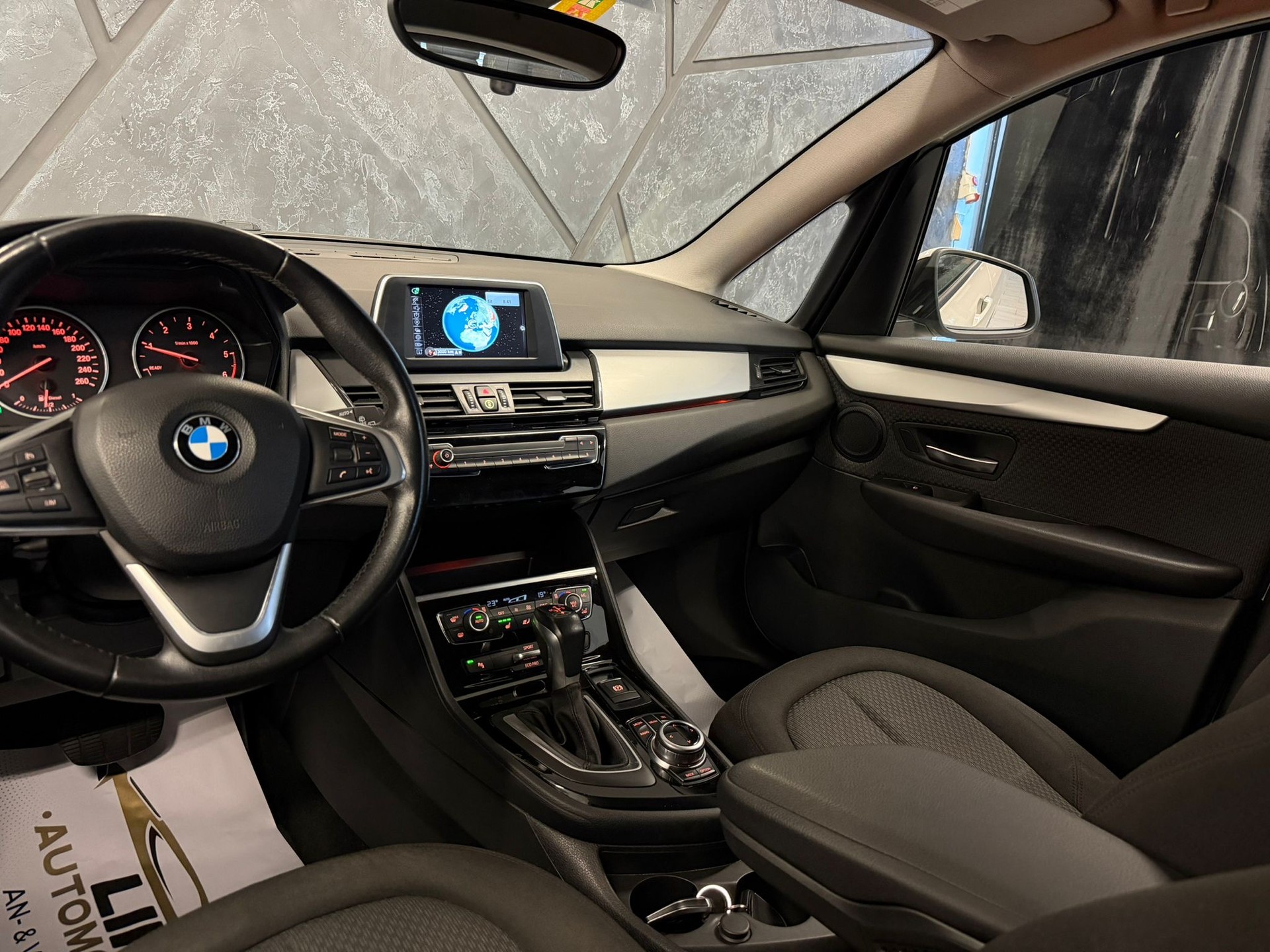 BMW 220d xDrive Active Tourer Steptronic-image-9