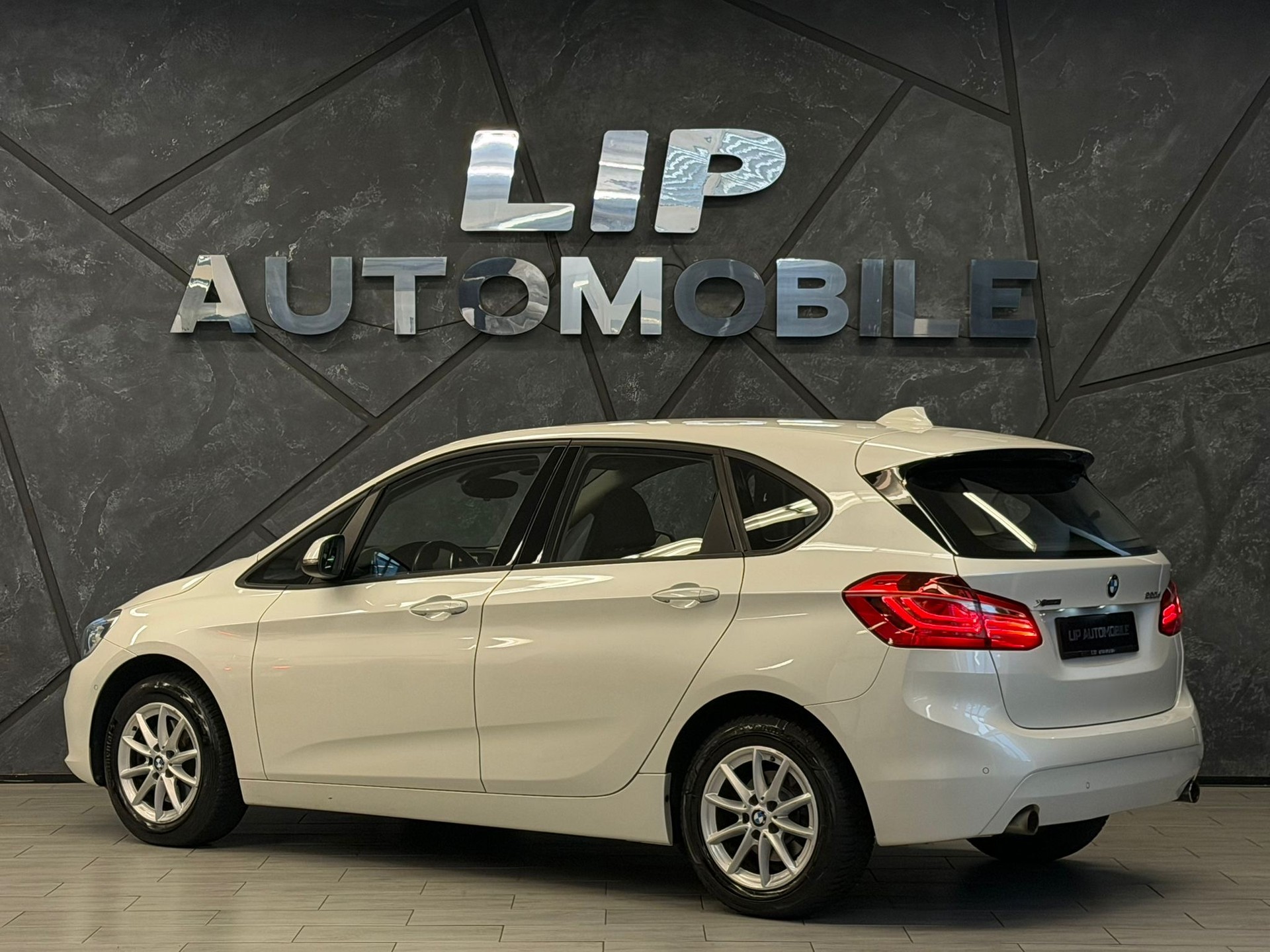 BMW 220d xDrive Active Tourer Steptronic-image-7