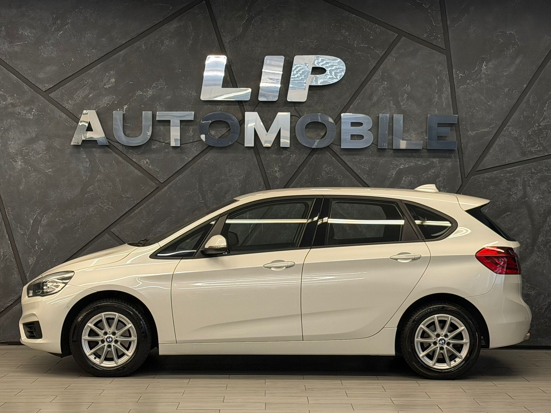 BMW 220d xDrive Active Tourer Steptronic-image-4
