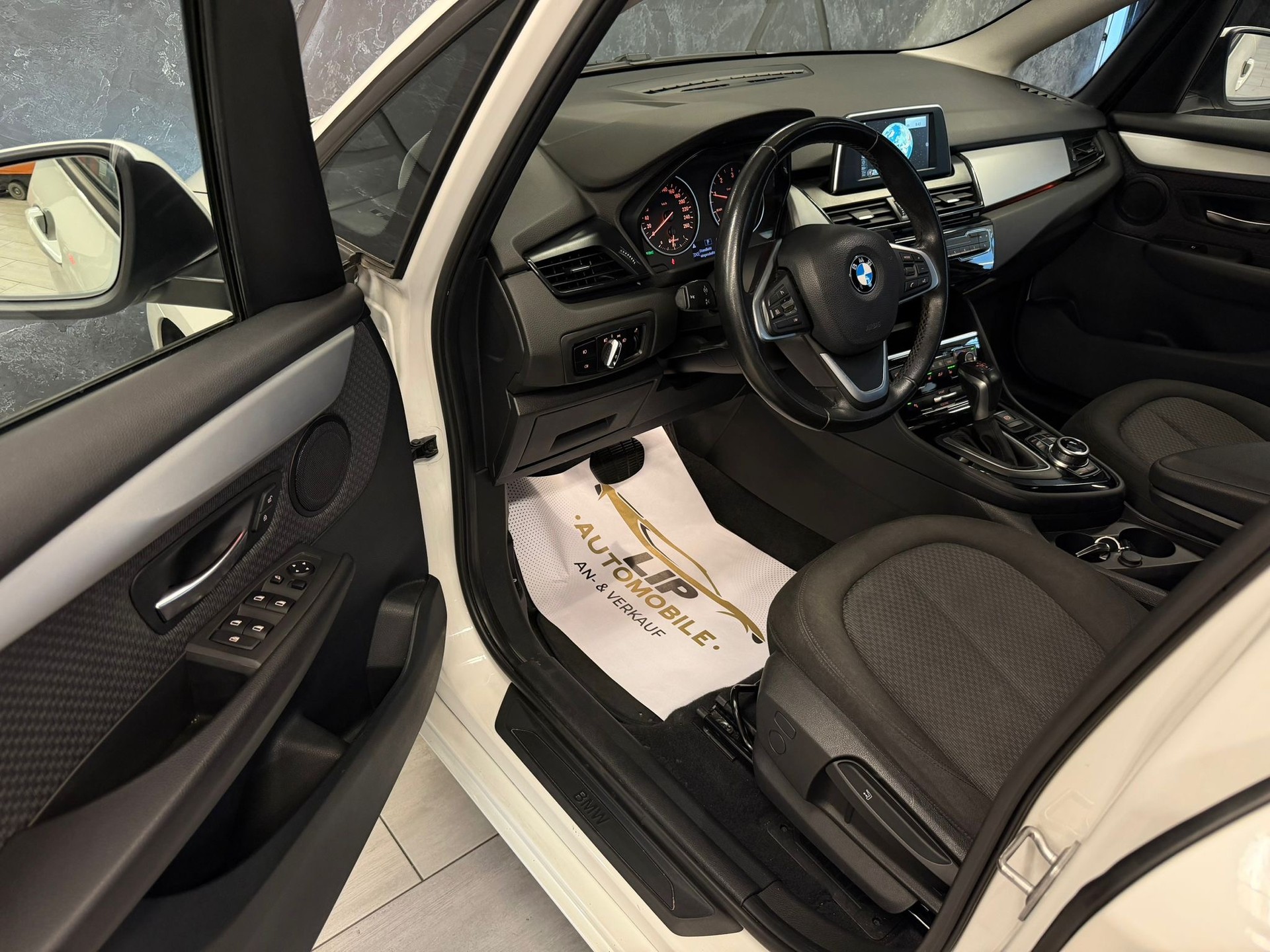 BMW 220d xDrive Active Tourer Steptronic-image-10
