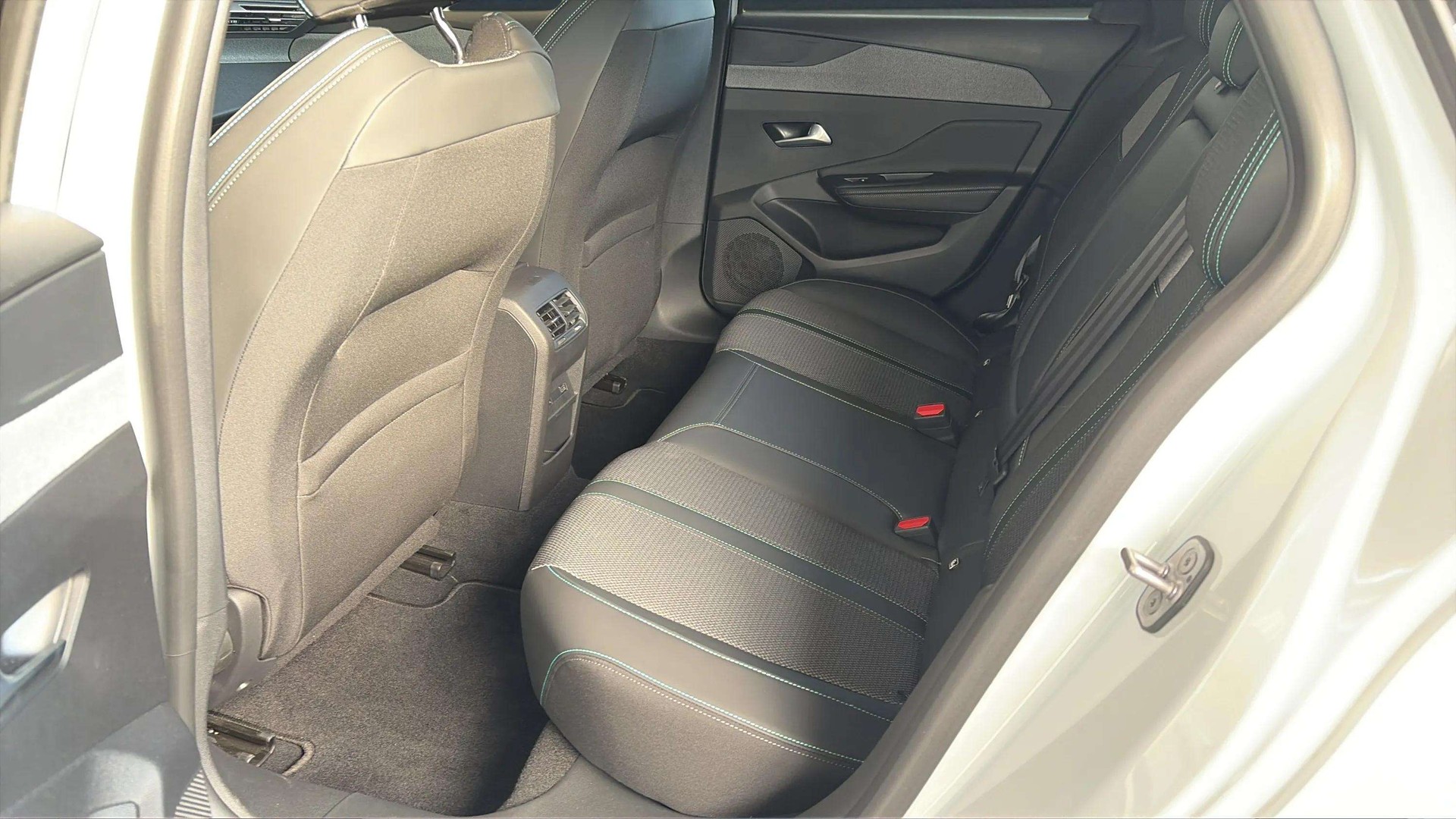 PEUGEOT 308 SW 1.5 BlueHDI Allure EAT8-image-12