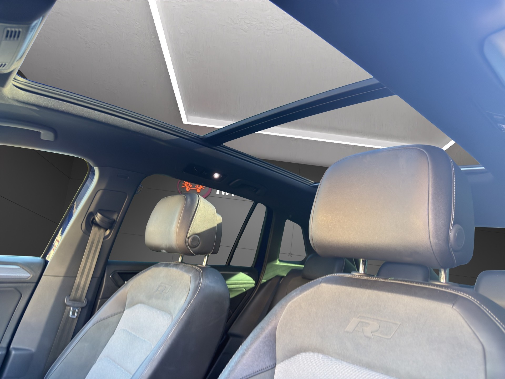 VW Tiguan 2.0 TDI SCR R-Line Highline 4Motion DSG-image-15