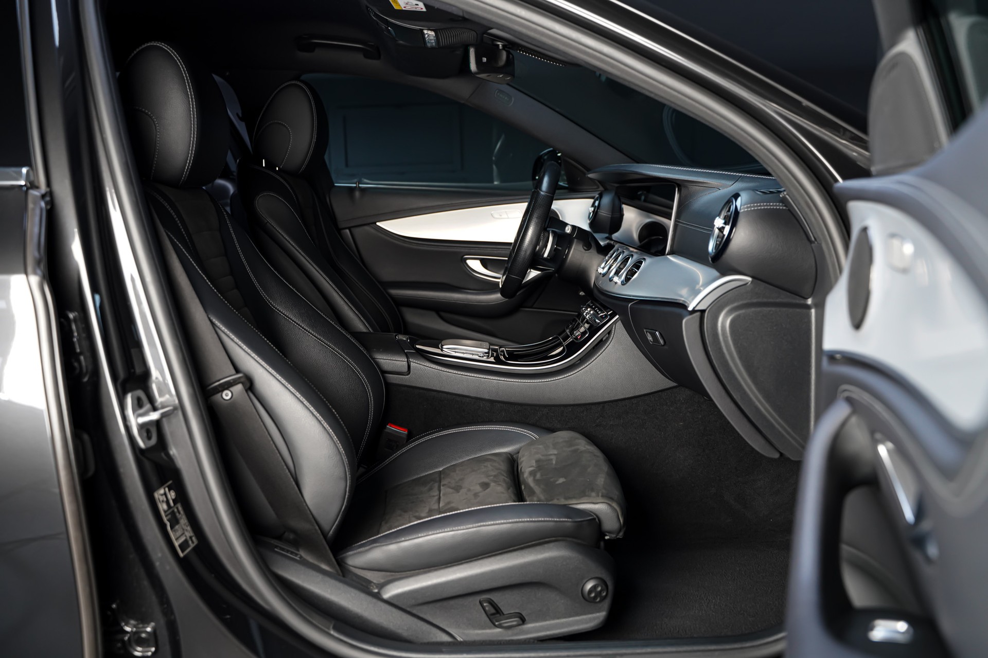 MERCEDES-BENZ E 220 d T 4Matic AMG Line 9G-Tronic-image-16