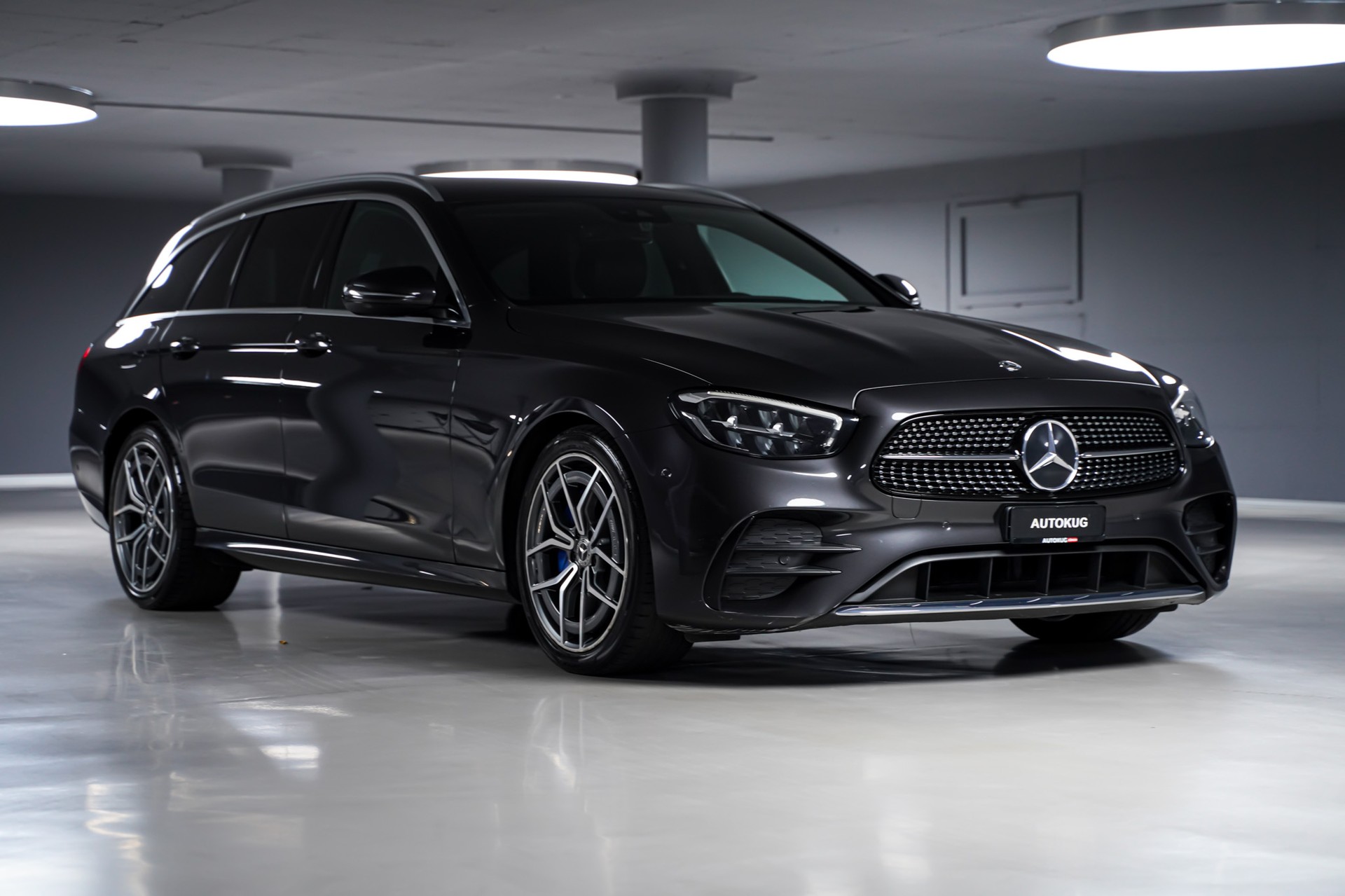 MERCEDES-BENZ E 220 d T 4Matic AMG Line 9G-Tronic-showroom-element-2