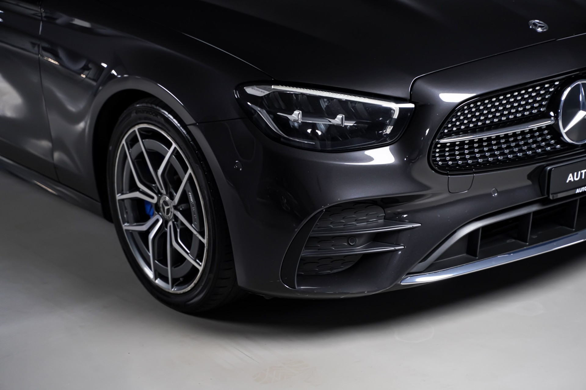 MERCEDES-BENZ E 220 d T 4Matic AMG Line 9G-Tronic-showroom-element-3