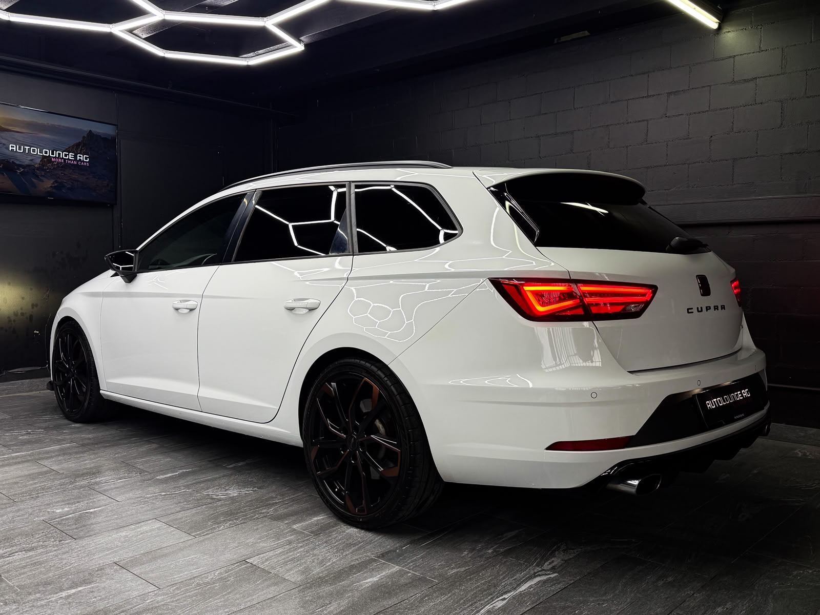 SEAT Leon ST 2.0 TSI Cupra 300 4 Drive DSG Maxton-image-4