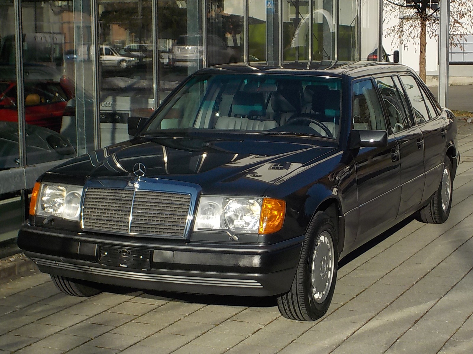 MERCEDES-BENZ 260 E lang-showroom-element-1