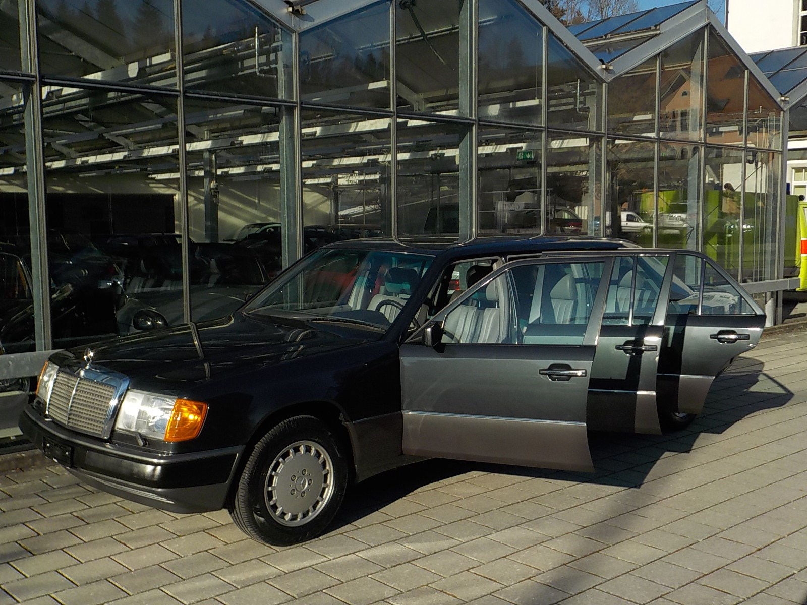 MERCEDES-BENZ 260 E lang-image-4