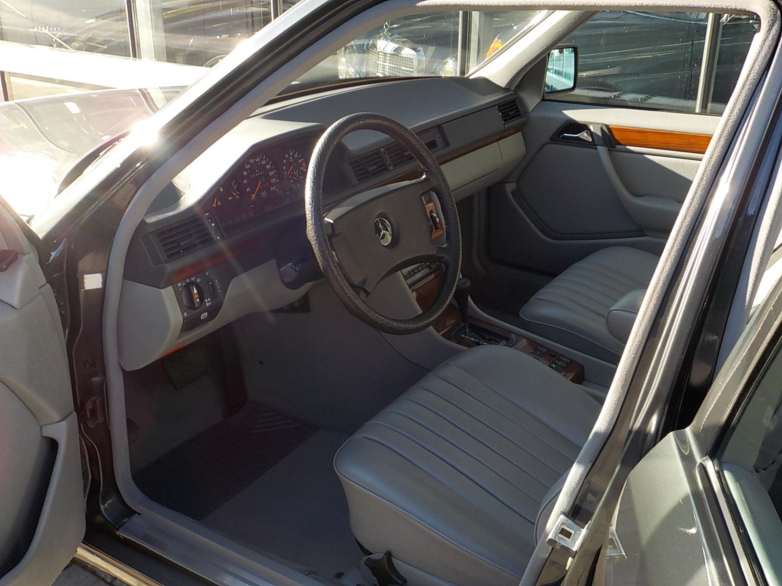 MERCEDES-BENZ 260 E lang-image-7