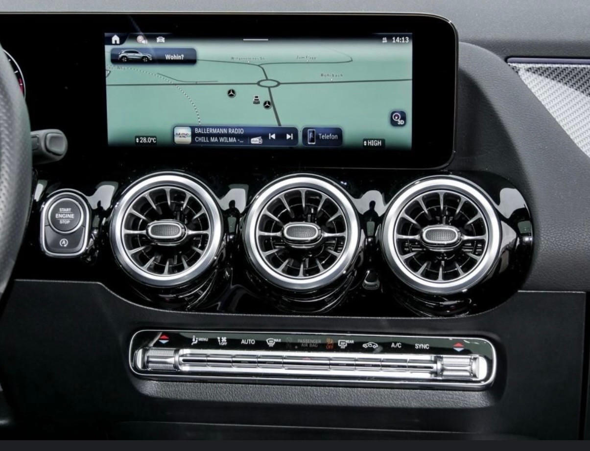 MERCEDES-BENZ GLA 250 4Matic AMG Line 8G-DCT-image-10