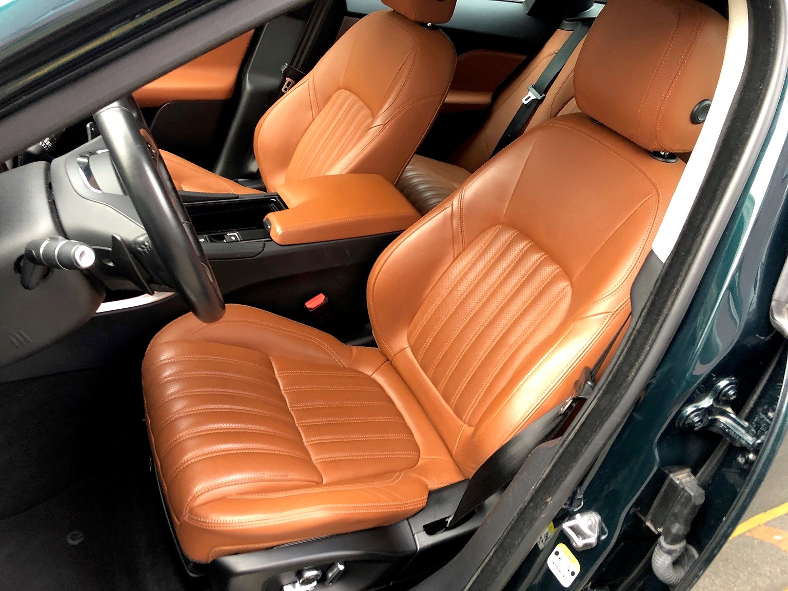 JAGUAR F-Pace 25d Portfolio AWD Automatik-image-5