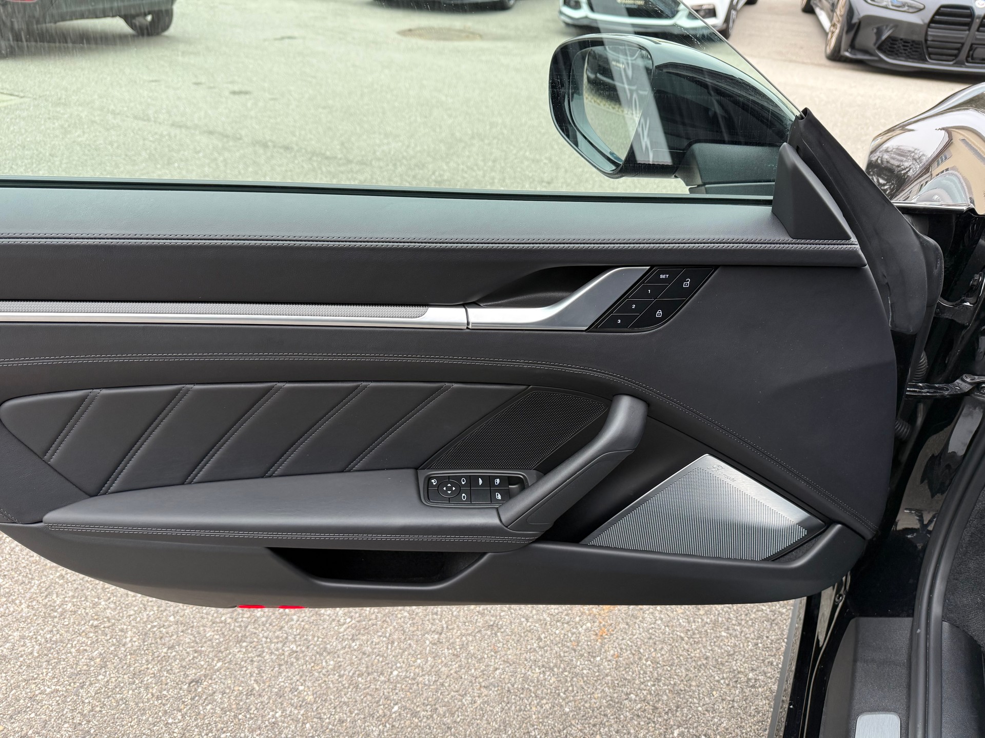 PORSCHE 911 Turbo S Cabriolet PDK-image-9