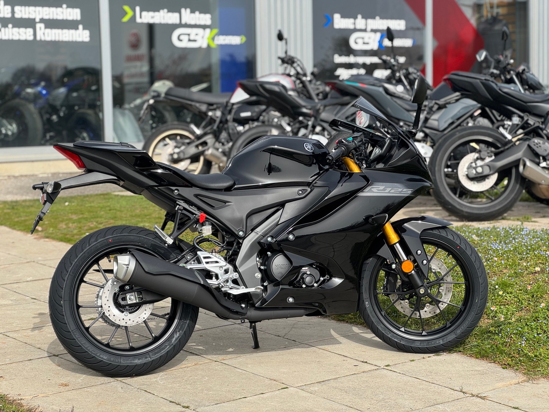 YAMAHA YZF-R 125 ABS-image-1