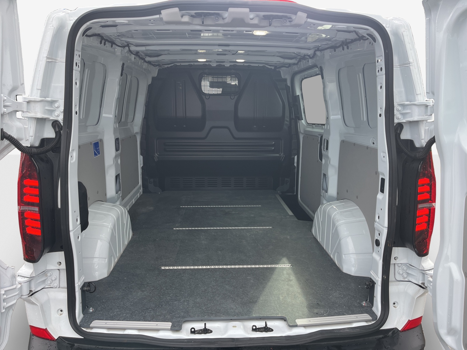 VW Transporter 2.0 TDI-image-12