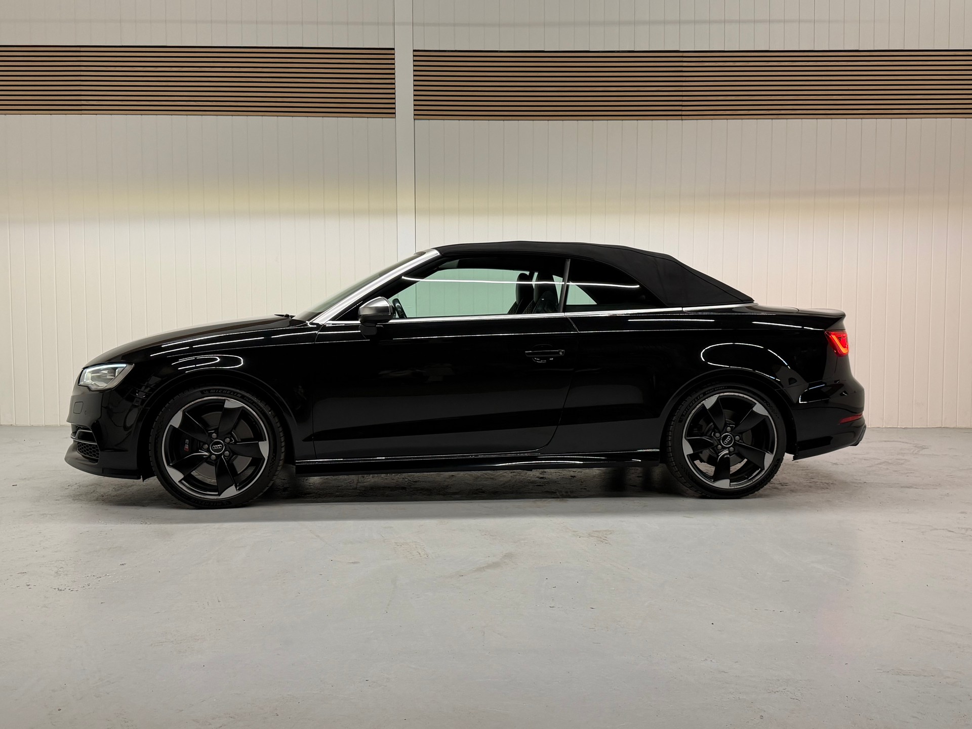 AUDI S3 Cabrio 2.0 TFSI quattro S-tronic Ab MFK & Service-showroom-element-3