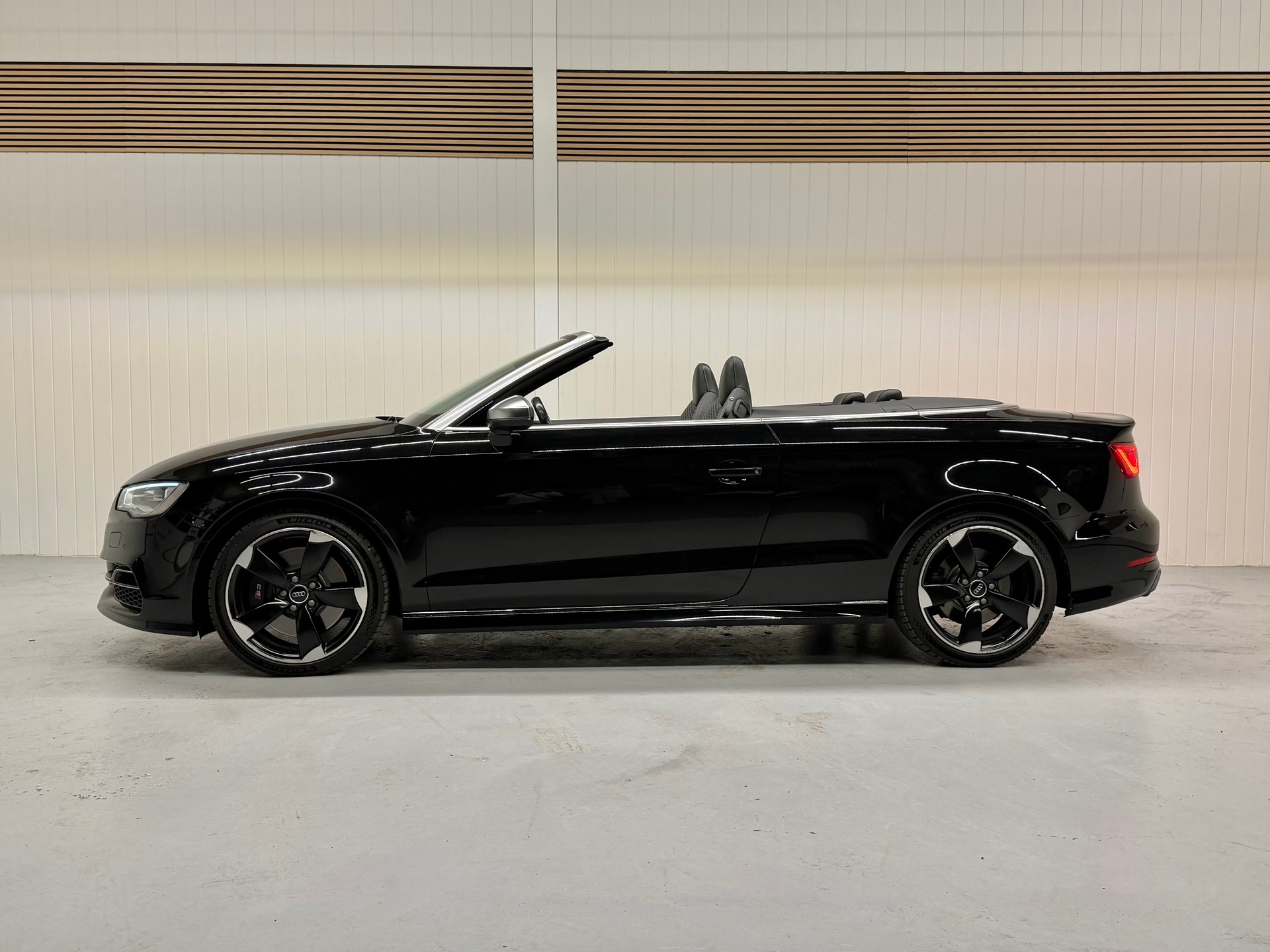 AUDI S3 Cabrio 2.0 TFSI quattro S-tronic Ab MFK & Service-showroom-element-2