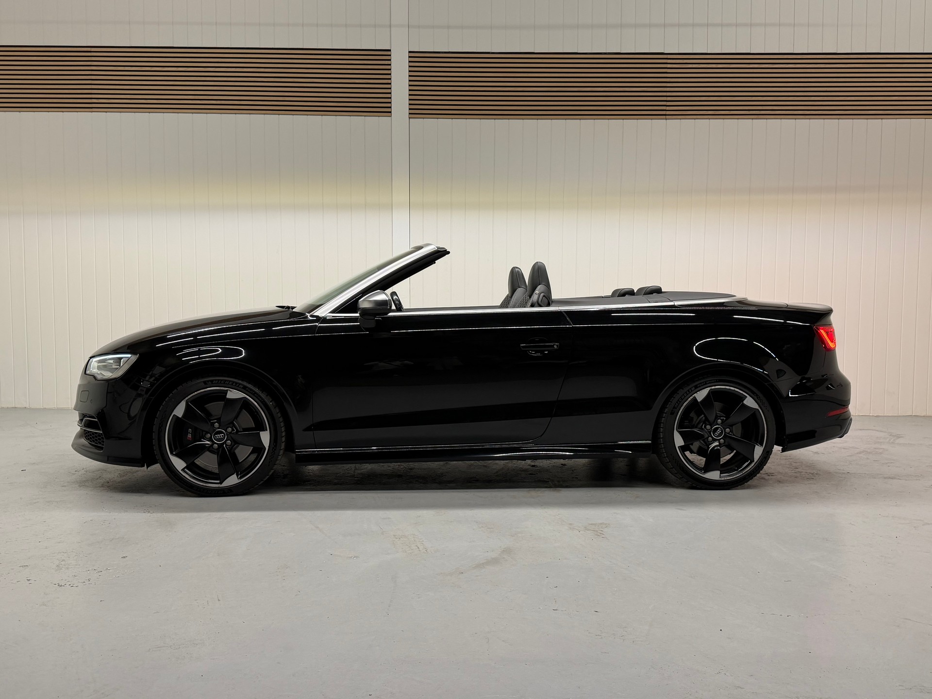 AUDI S3 Cabrio 2.0 TFSI quattro S-tronic Ab MFK & Service-showroom-element-2