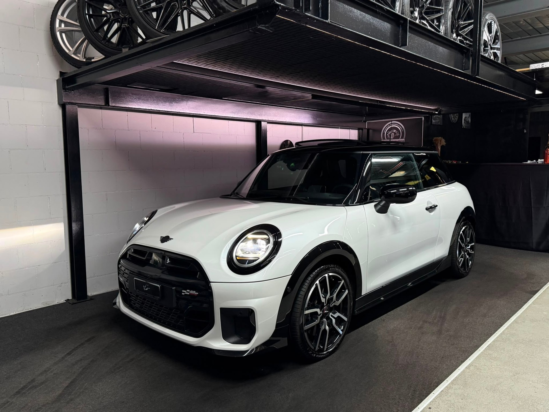MINI Cooper S DKG JCW / CH Fahrzeug / XL Pack / Garantie Mini etc...-showroom-element-1