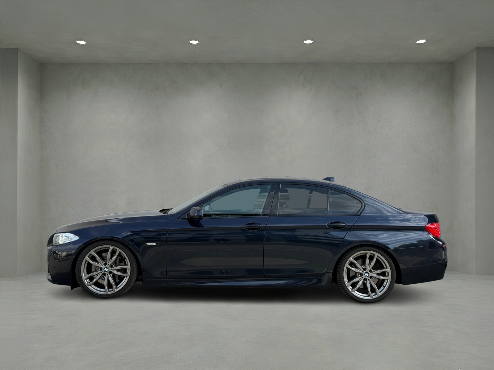 BMW 550i xDrive Steptronic-showroom-element-1