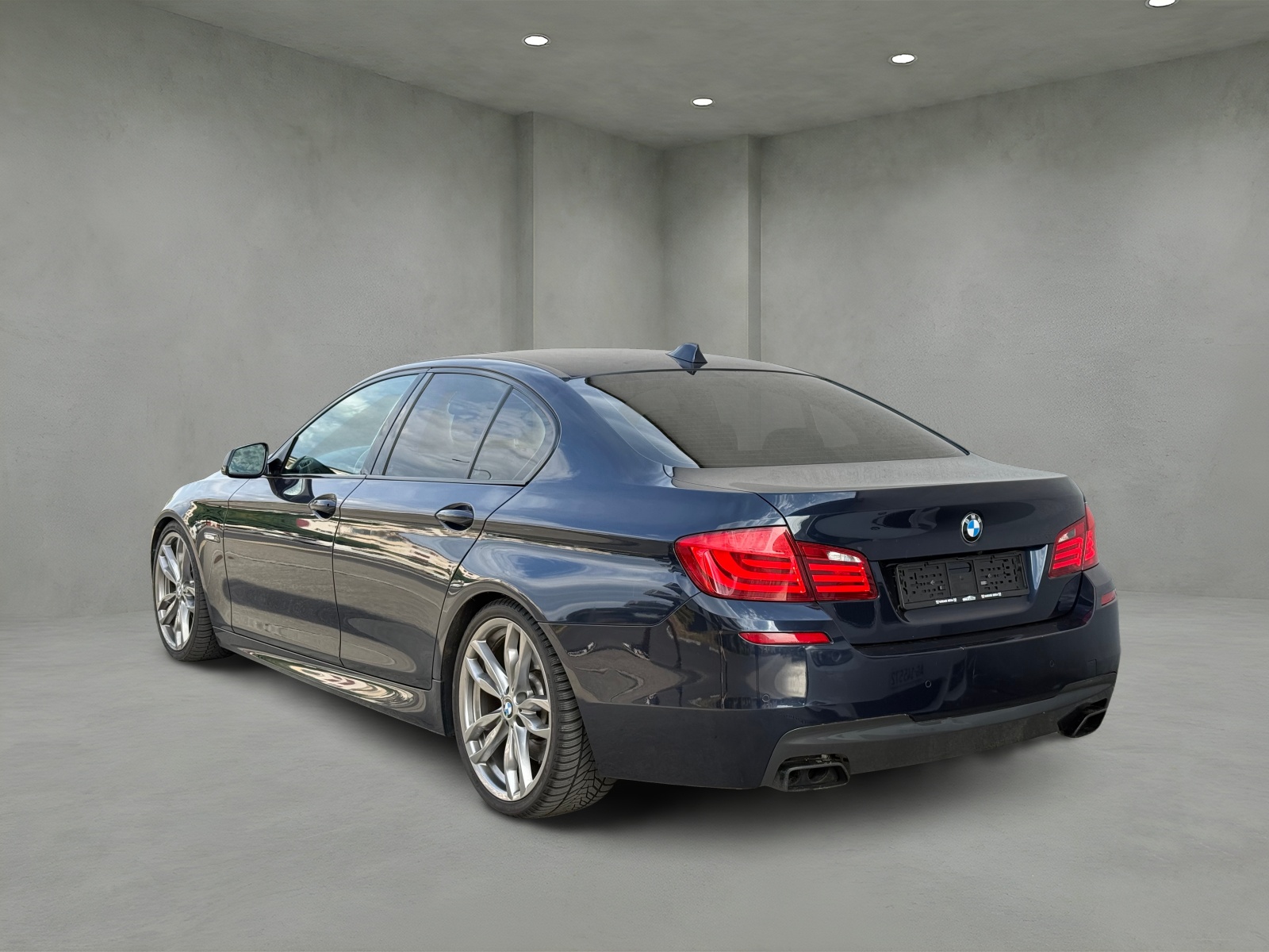 BMW 550i xDrive Steptronic-showroom-element-2