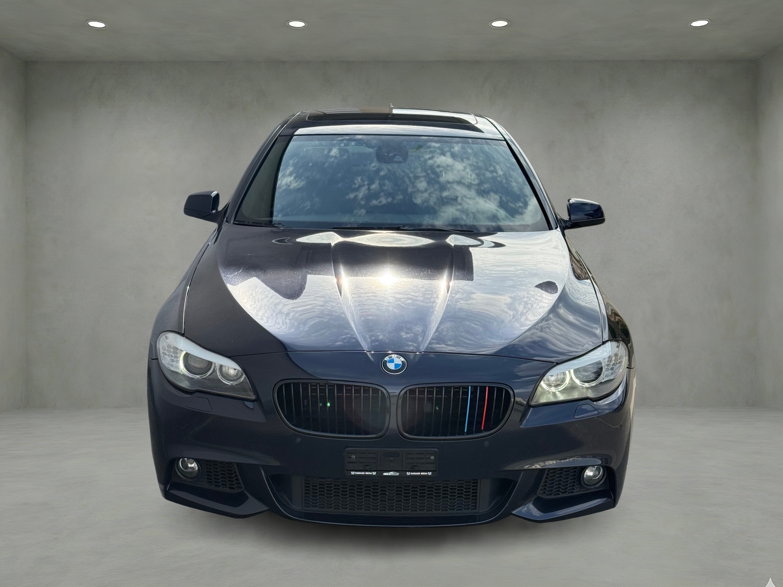 BMW 550i xDrive Steptronic-showroom-element-3