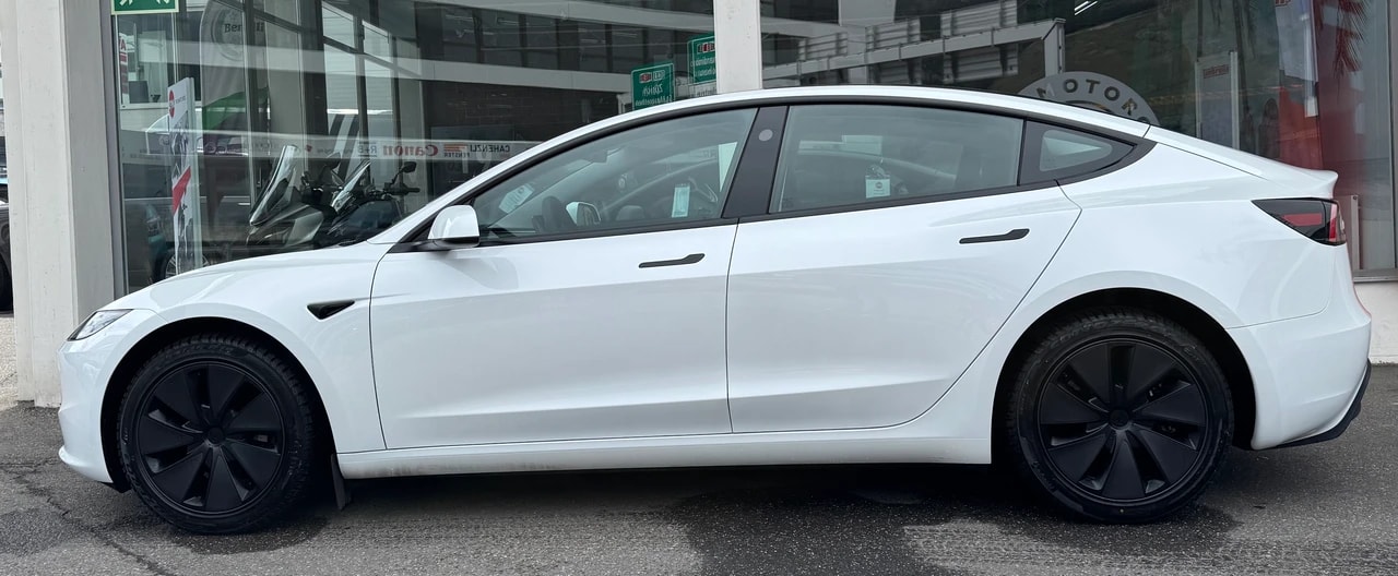 TESLA Model 3 Long Range Dual Motor AWD-showroom-element-2