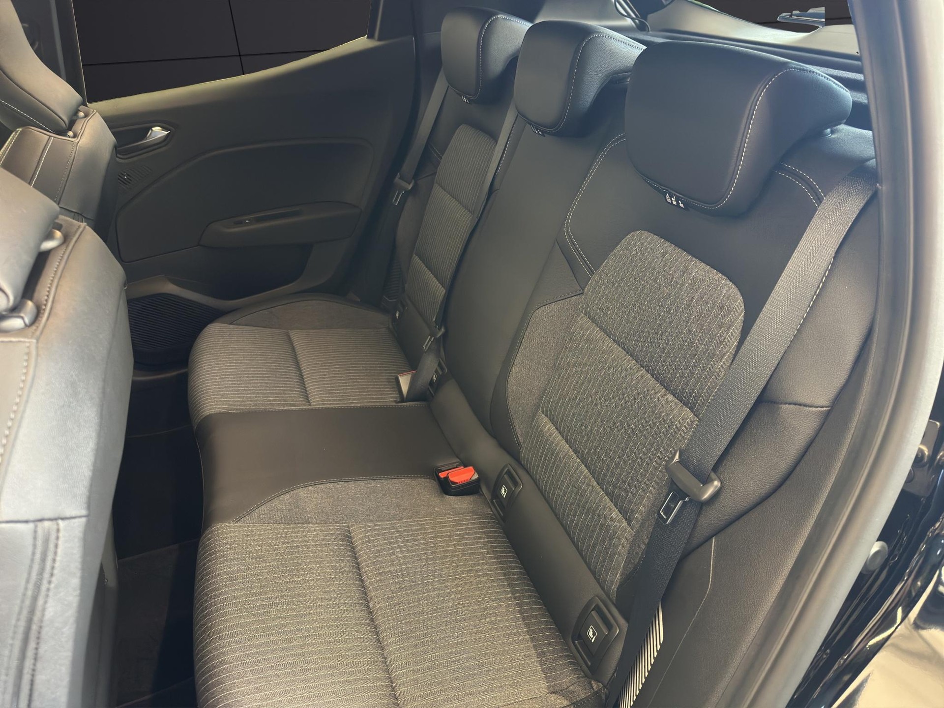 MITSUBISHI Colt 1.6 HEV Instyle-image-15