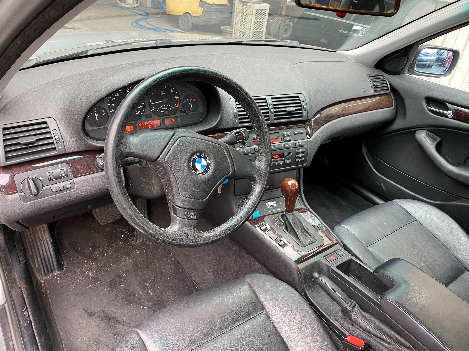 BMW 328i-image-7