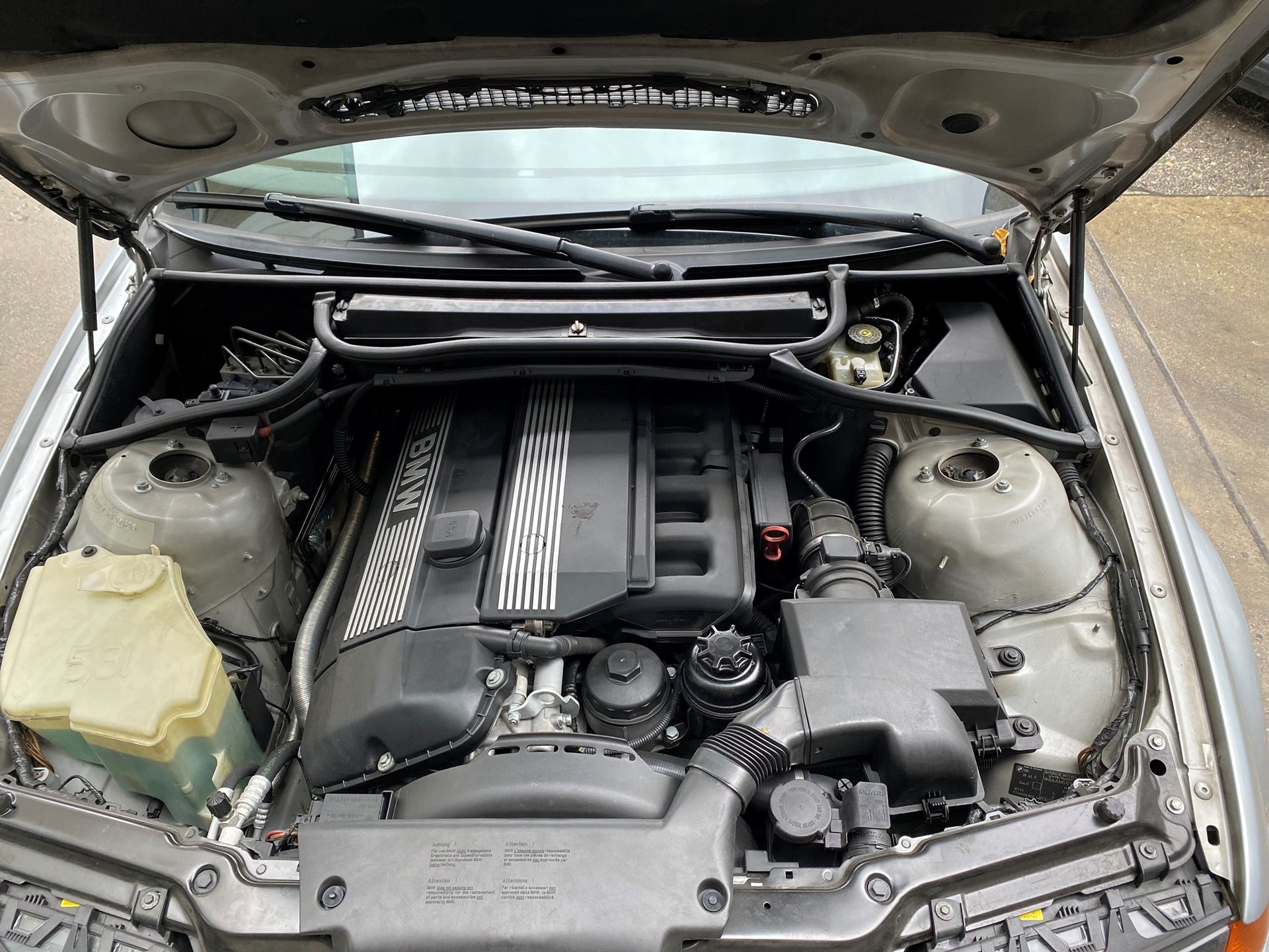 BMW 328i-image-9