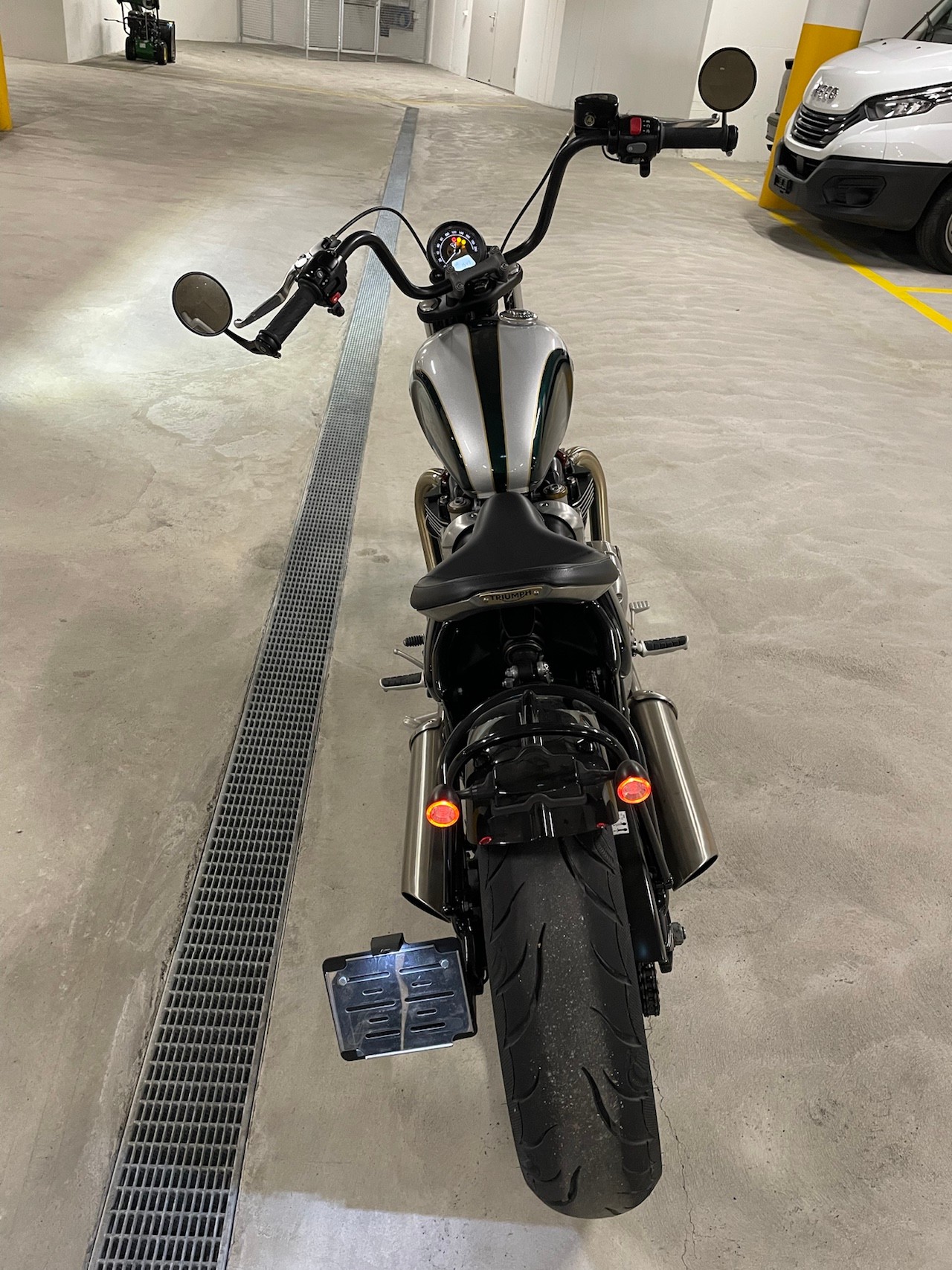 TRIUMPH Bonneville 1200 Bobber ABS-image-2