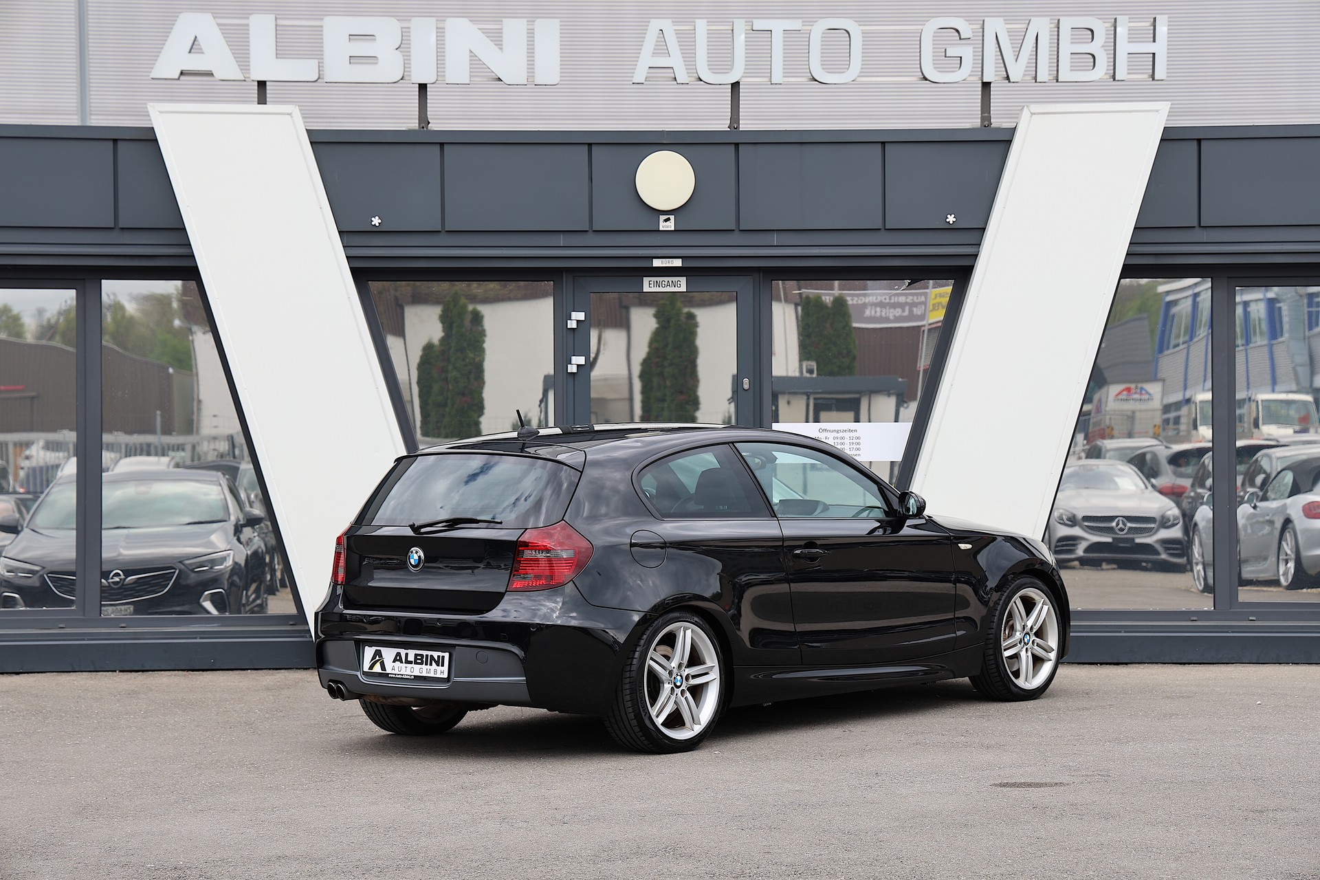 BMW 130i M-Sport-showroom-element-2