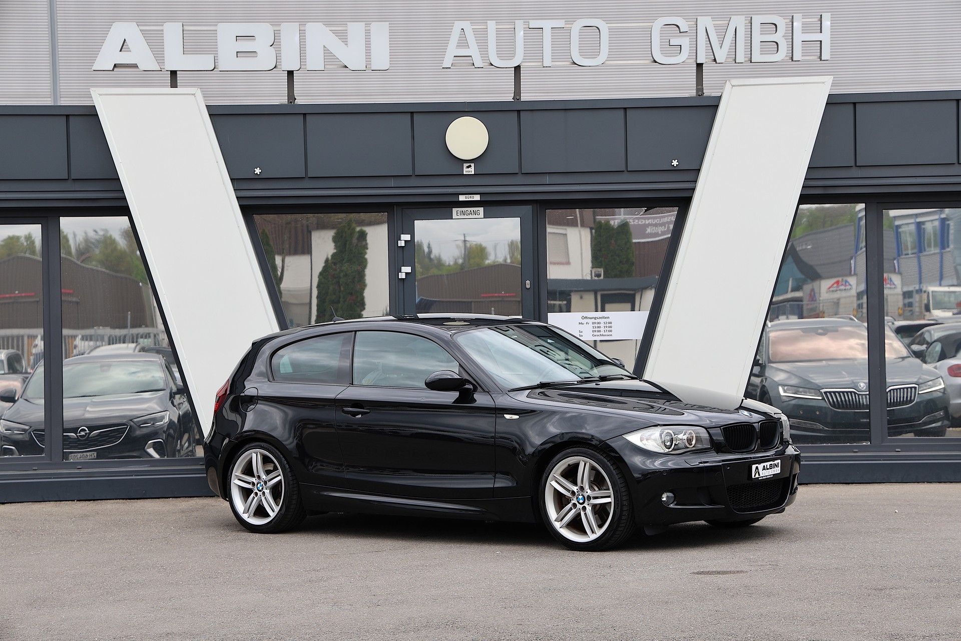 BMW 130i M-Sport-showroom-element-1