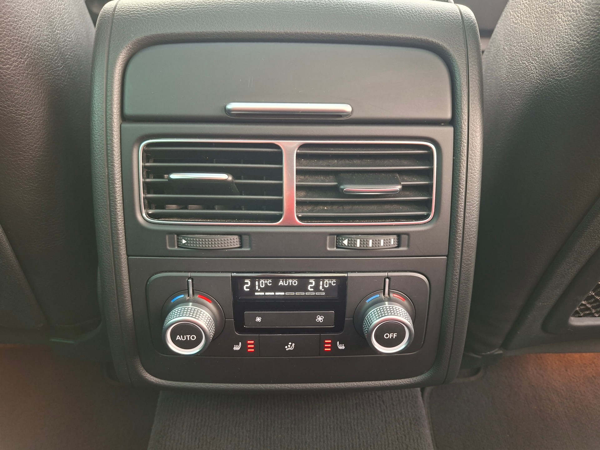 VW Touareg 3.0 TDI BlueMotion Technology Tiptronic-image-12