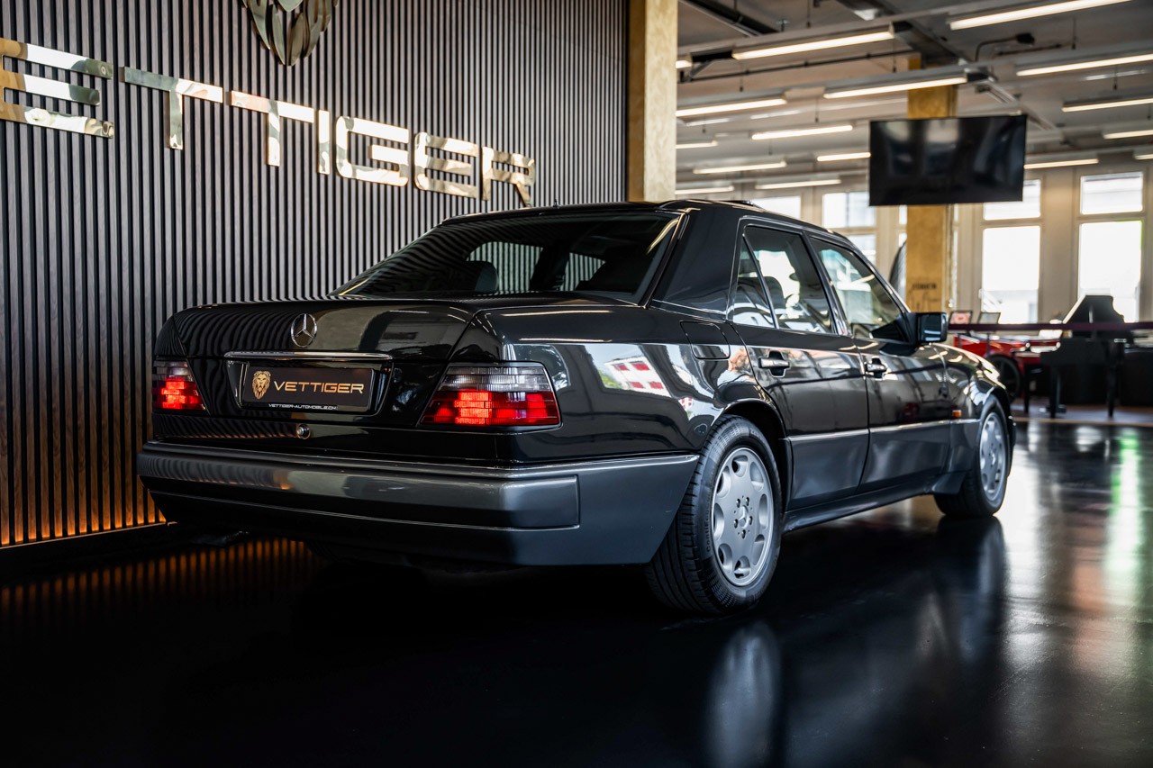 MERCEDES-BENZ E 500 Automatic-showroom-element-3