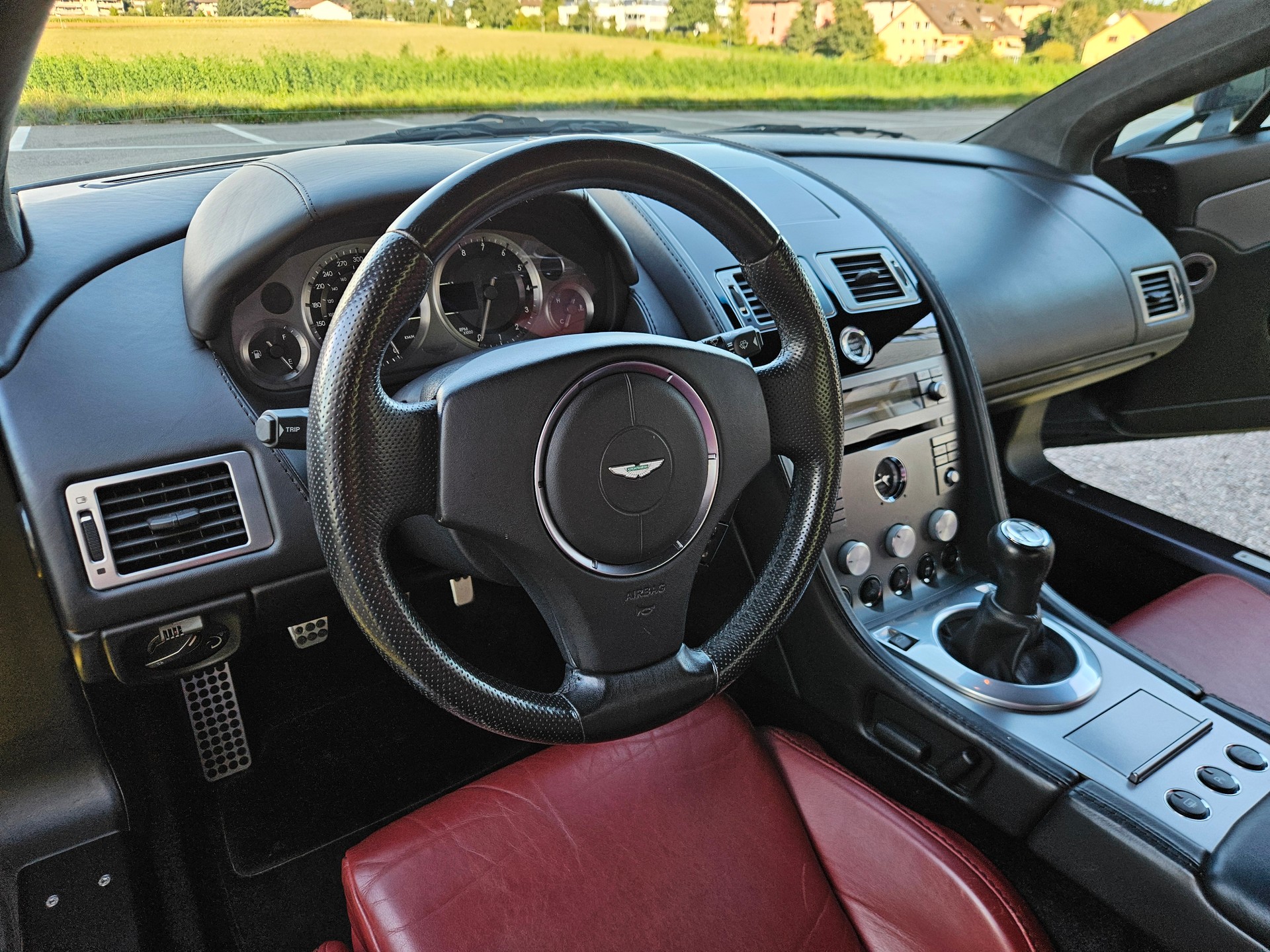 ASTON MARTIN V8 Vantage 4.3-image-6