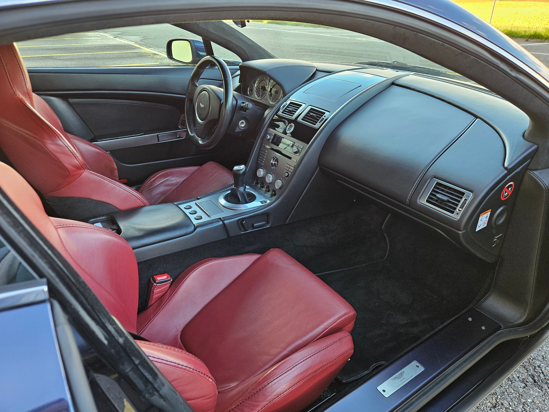 ASTON MARTIN V8 Vantage 4.3-image-7