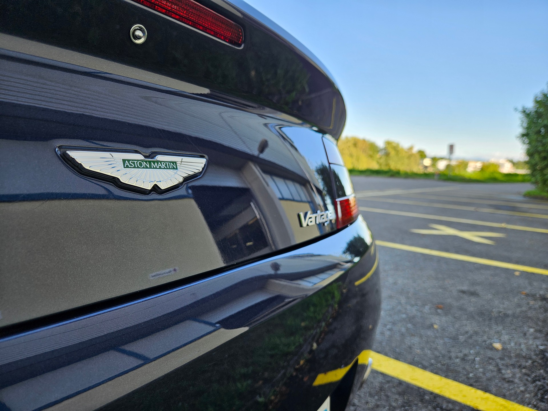 ASTON MARTIN V8 Vantage 4.3-image-4
