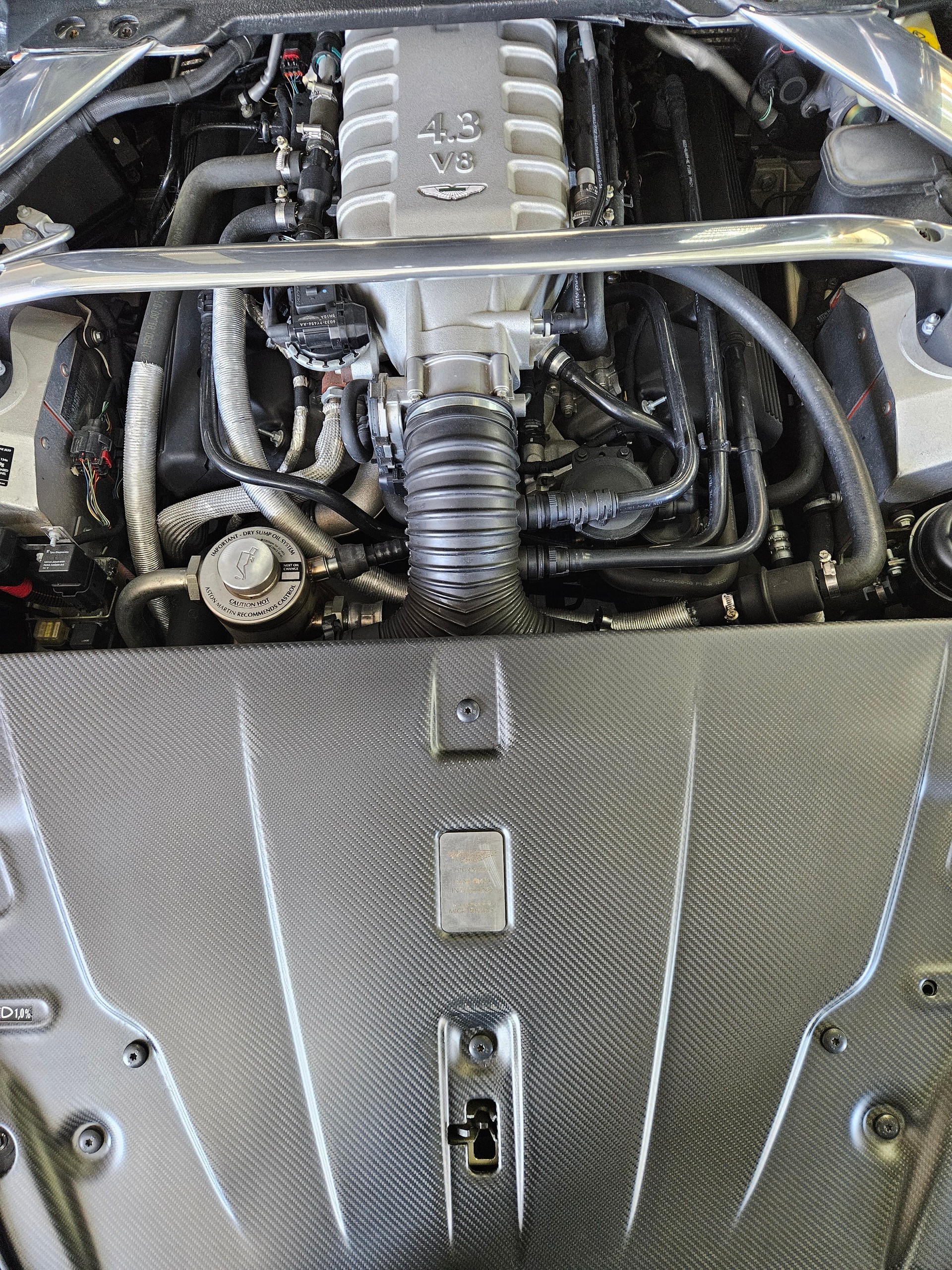 ASTON MARTIN V8 Vantage 4.3-image-9