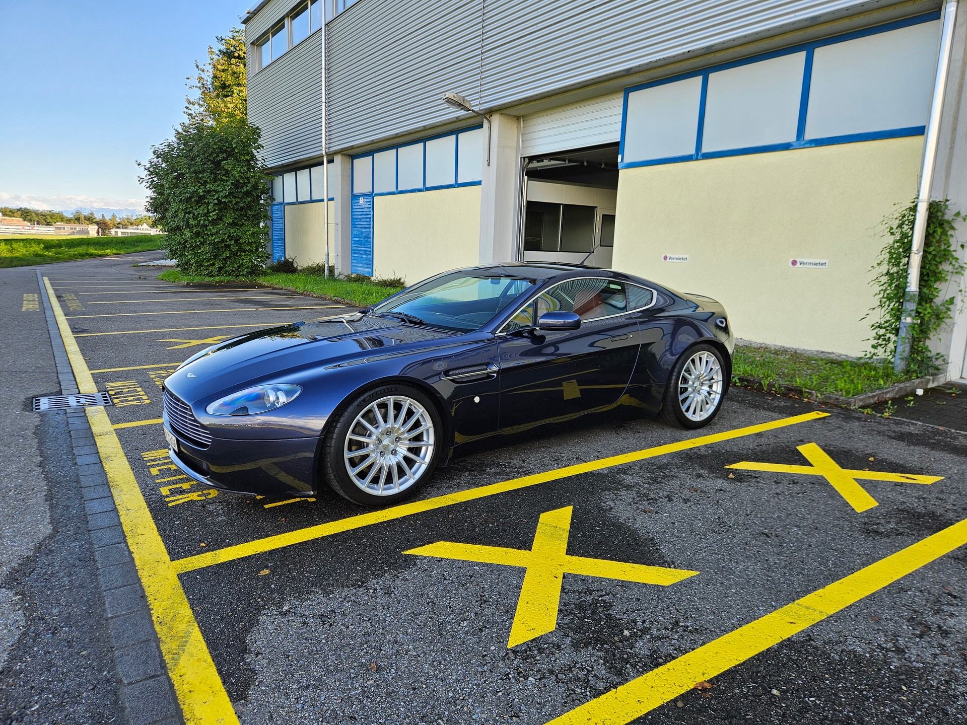 ASTON MARTIN V8 Vantage 4.3-image-3
