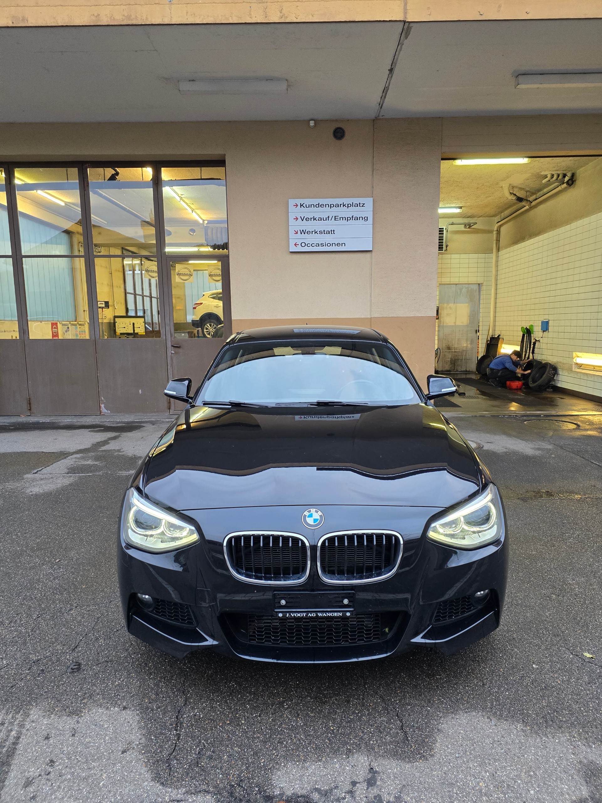BMW 118d xDrive M-Sport-showroom-element-1