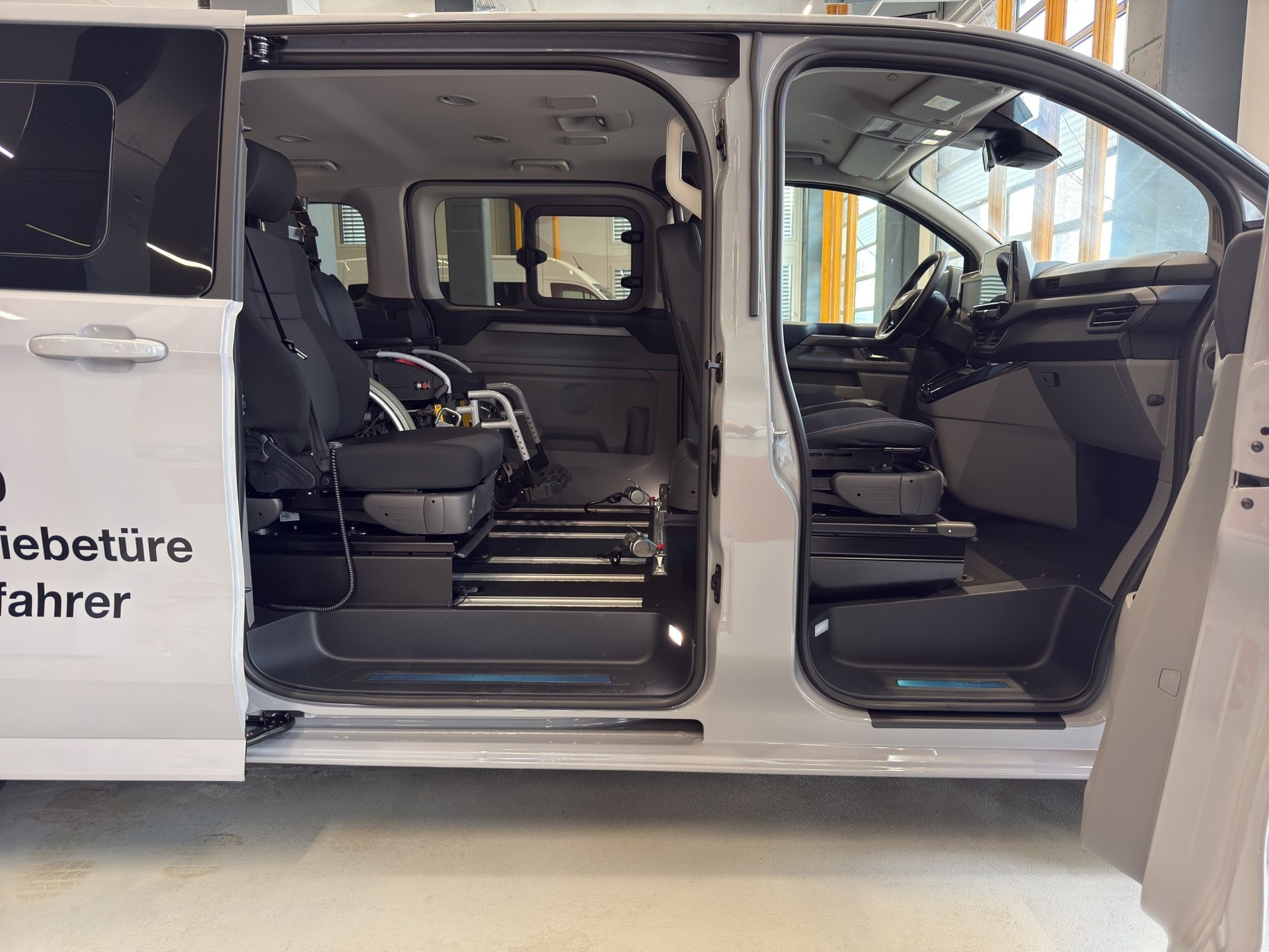 FORD Tourneo Bus 320 L2H1 Titanium Automat 4x4-image-14