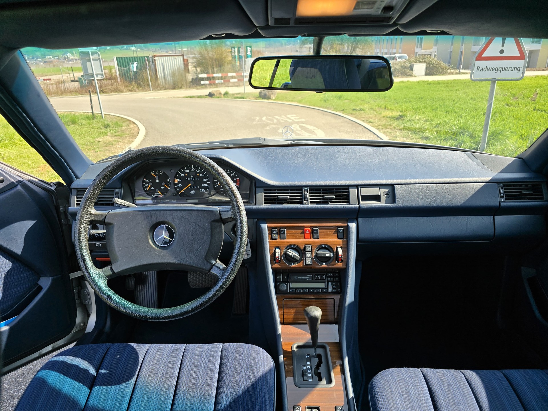 MERCEDES-BENZ 230-image-9