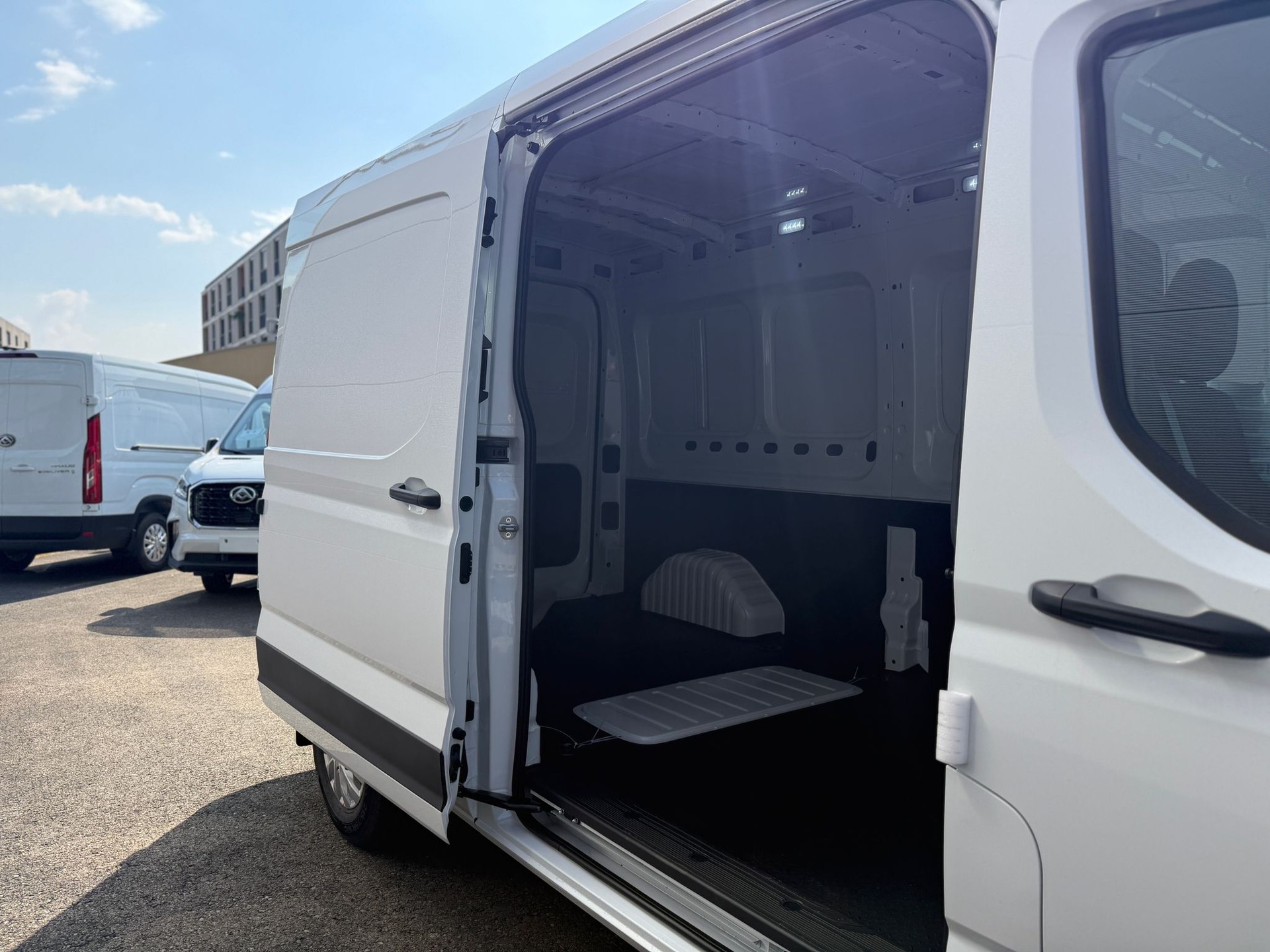 MAXUS NEW Deliver 9 2.0D L3H2 FWD Luxury Nouveau modèle !!-showroom-element-1