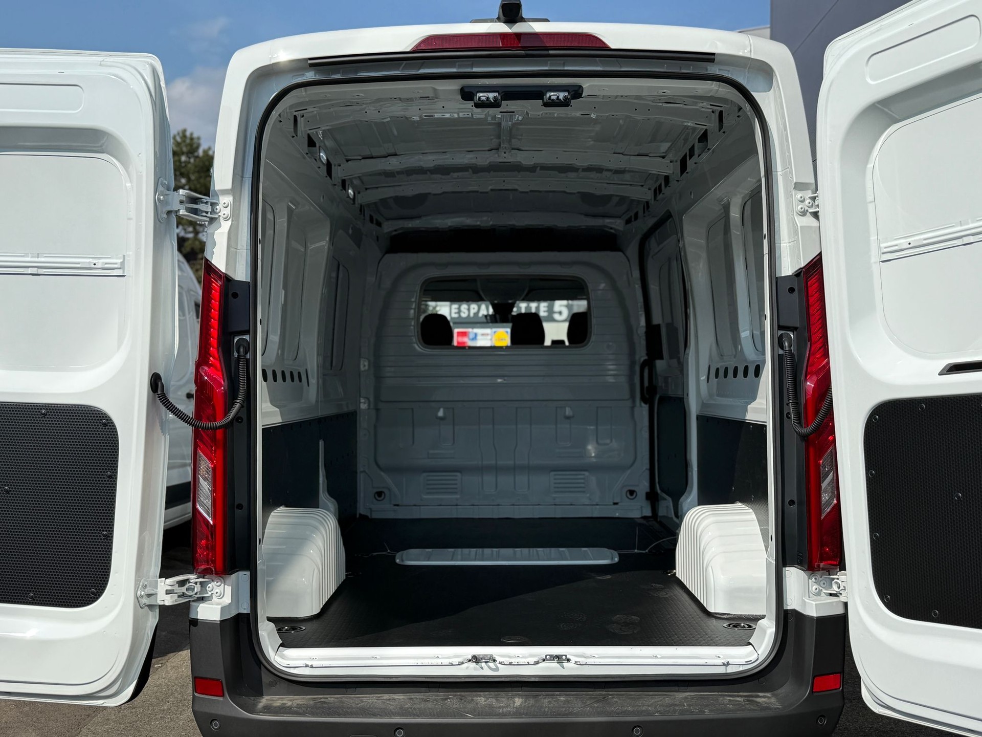 MAXUS NEW Deliver 9 2.0D L3H2 FWD Luxury Nouveau modèle !!-image-15