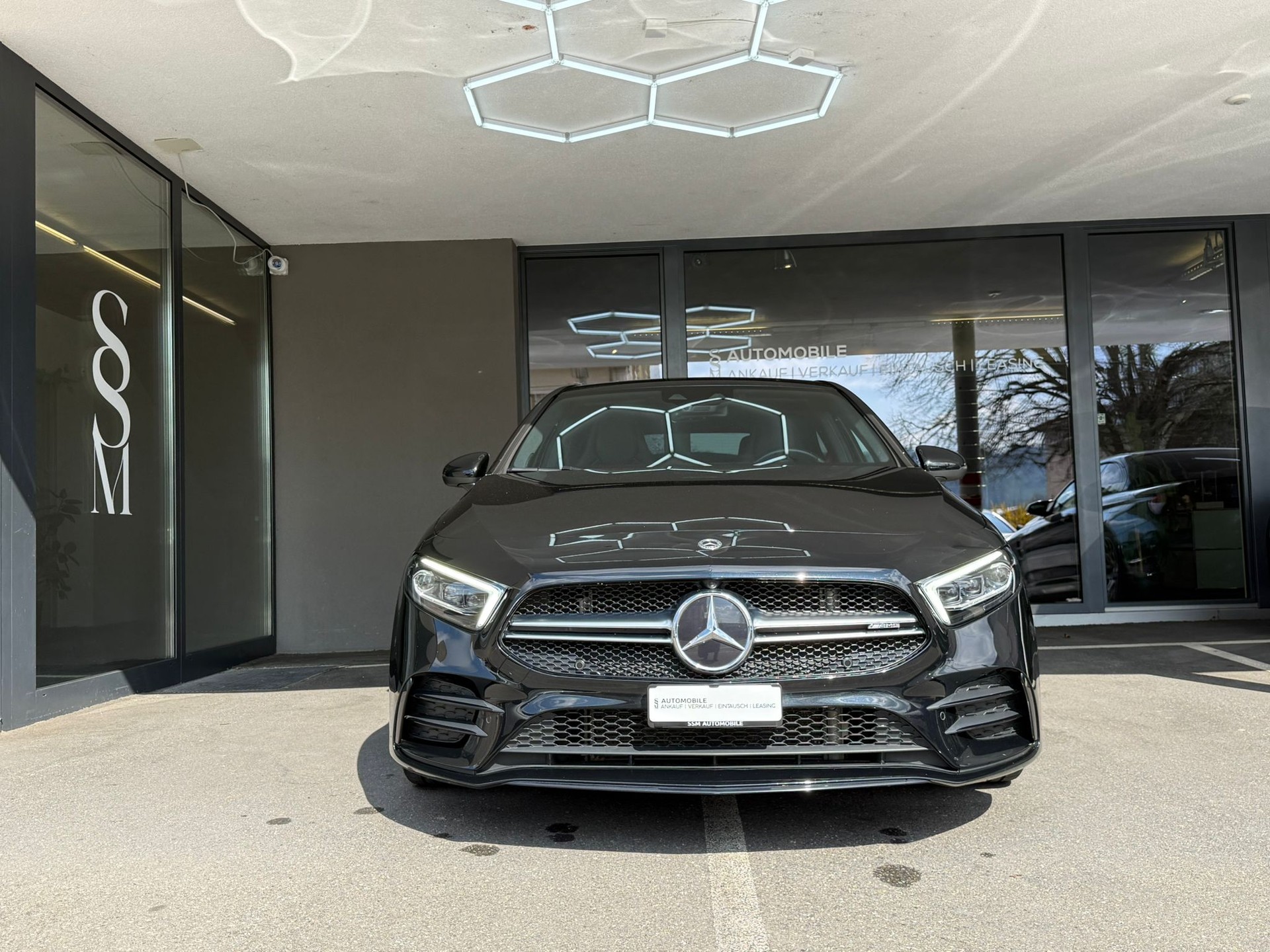 MERCEDES-BENZ A 35 AMG 4Matic Speedshift *CH-Fahrzeug* *Burmester* *AMG Lenkrad Tasten*-showroom-element-1