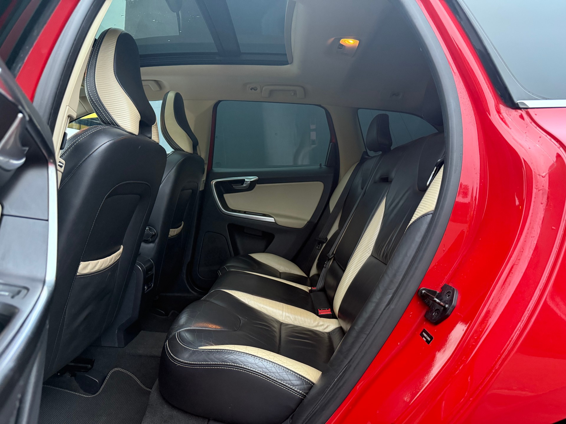 VOLVO XC60 T6 AWD R-Design Geartronic-image-10