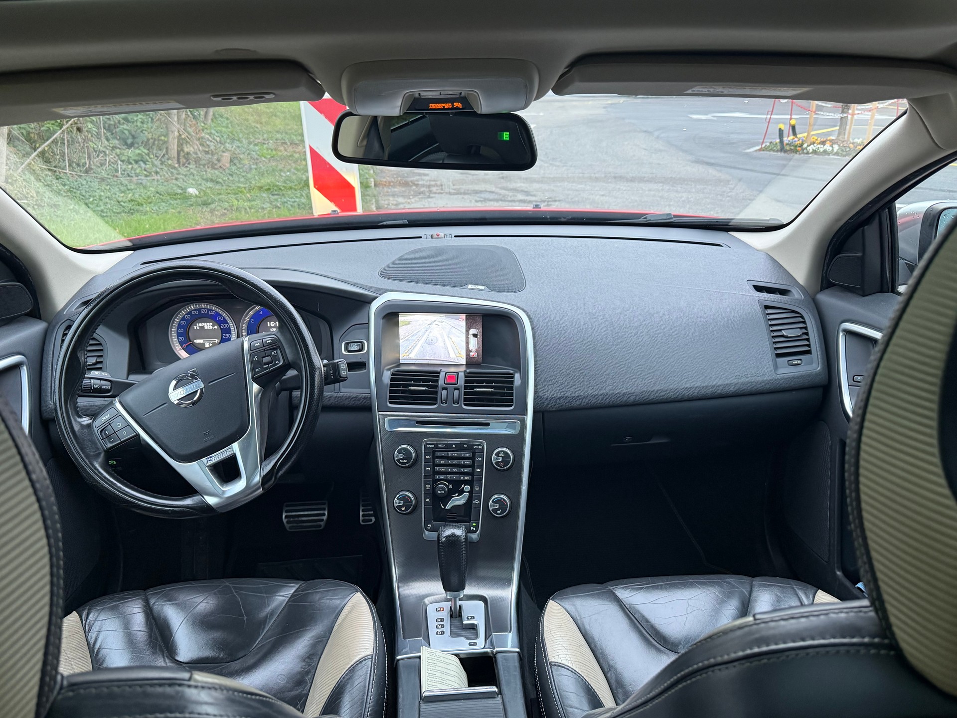 VOLVO XC60 T6 AWD R-Design Geartronic-image-11