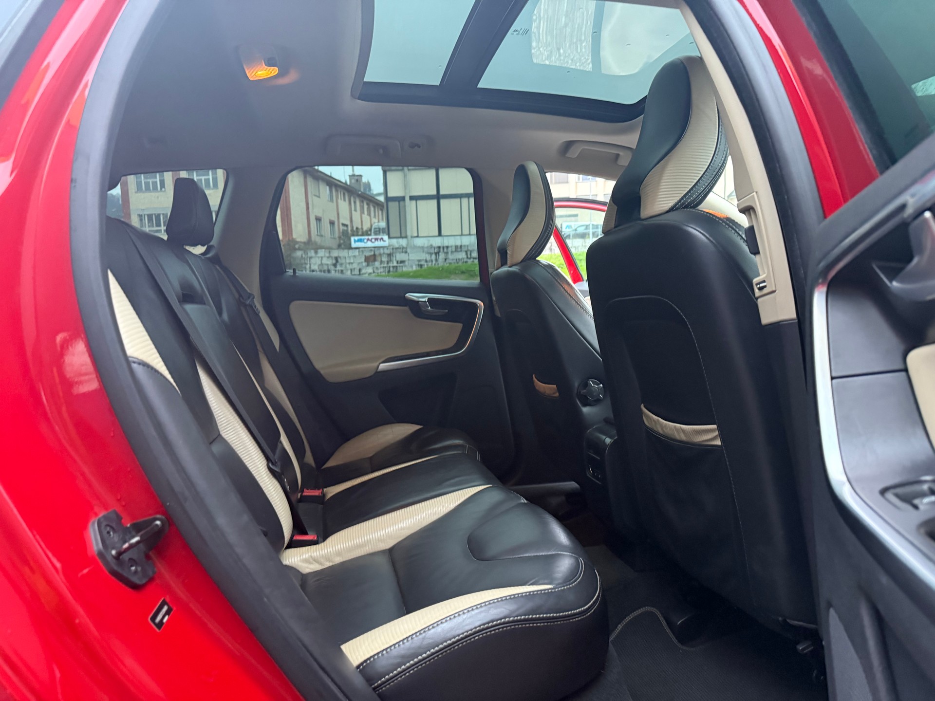 VOLVO XC60 T6 AWD R-Design Geartronic-image-9