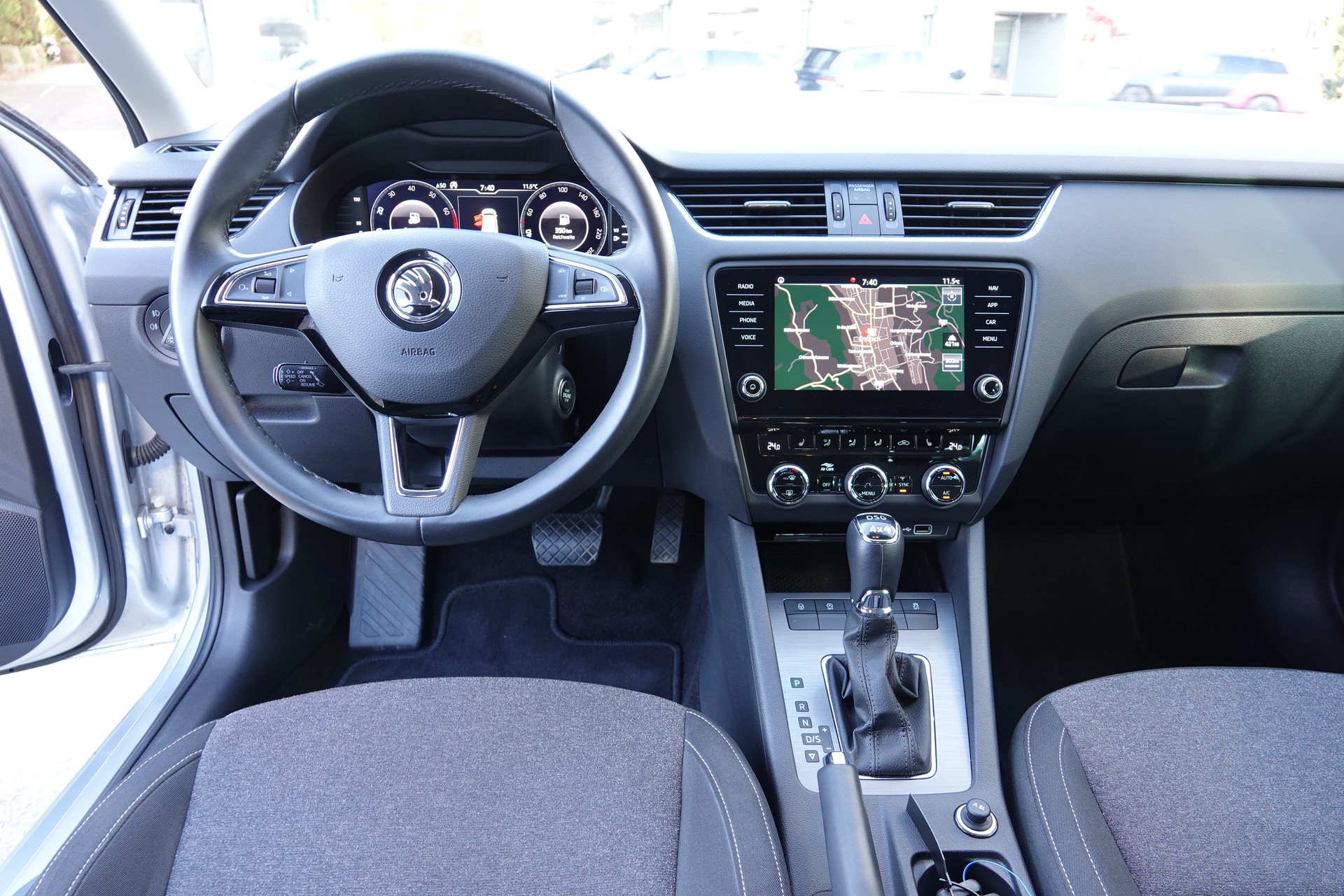 SKODA Octavia Combi 2.0 TSI Soleil 4x4 DSG-image-10