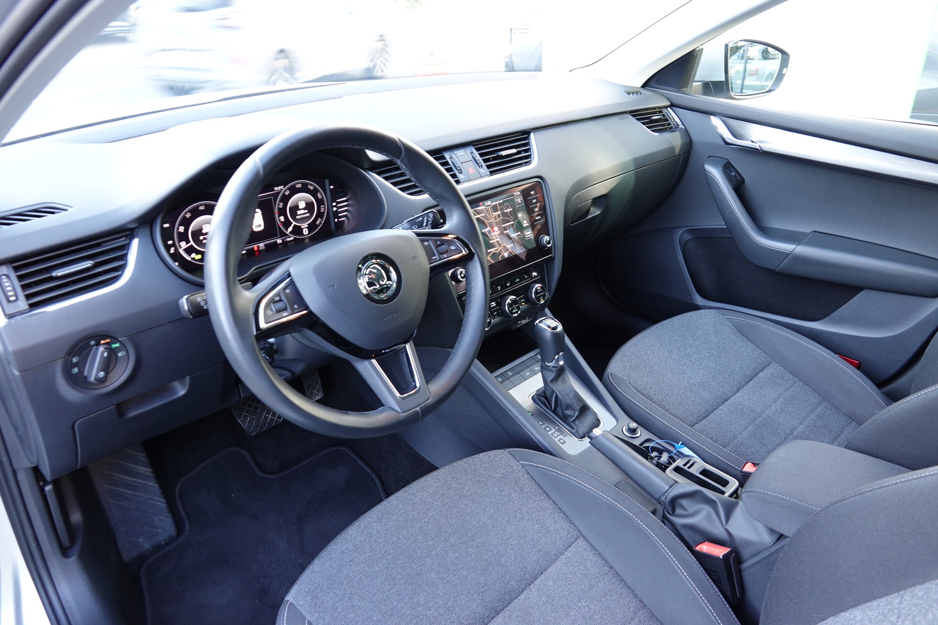 SKODA Octavia Combi 2.0 TSI Soleil 4x4 DSG-image-9